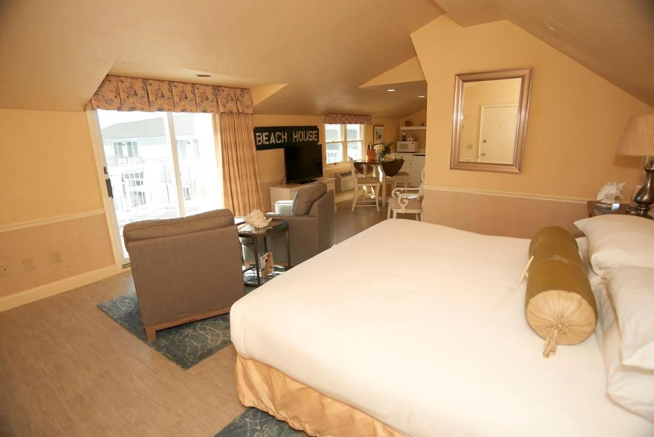 Photo of the whole room, Bed in Anchor In Hotel - Hyannis, MA