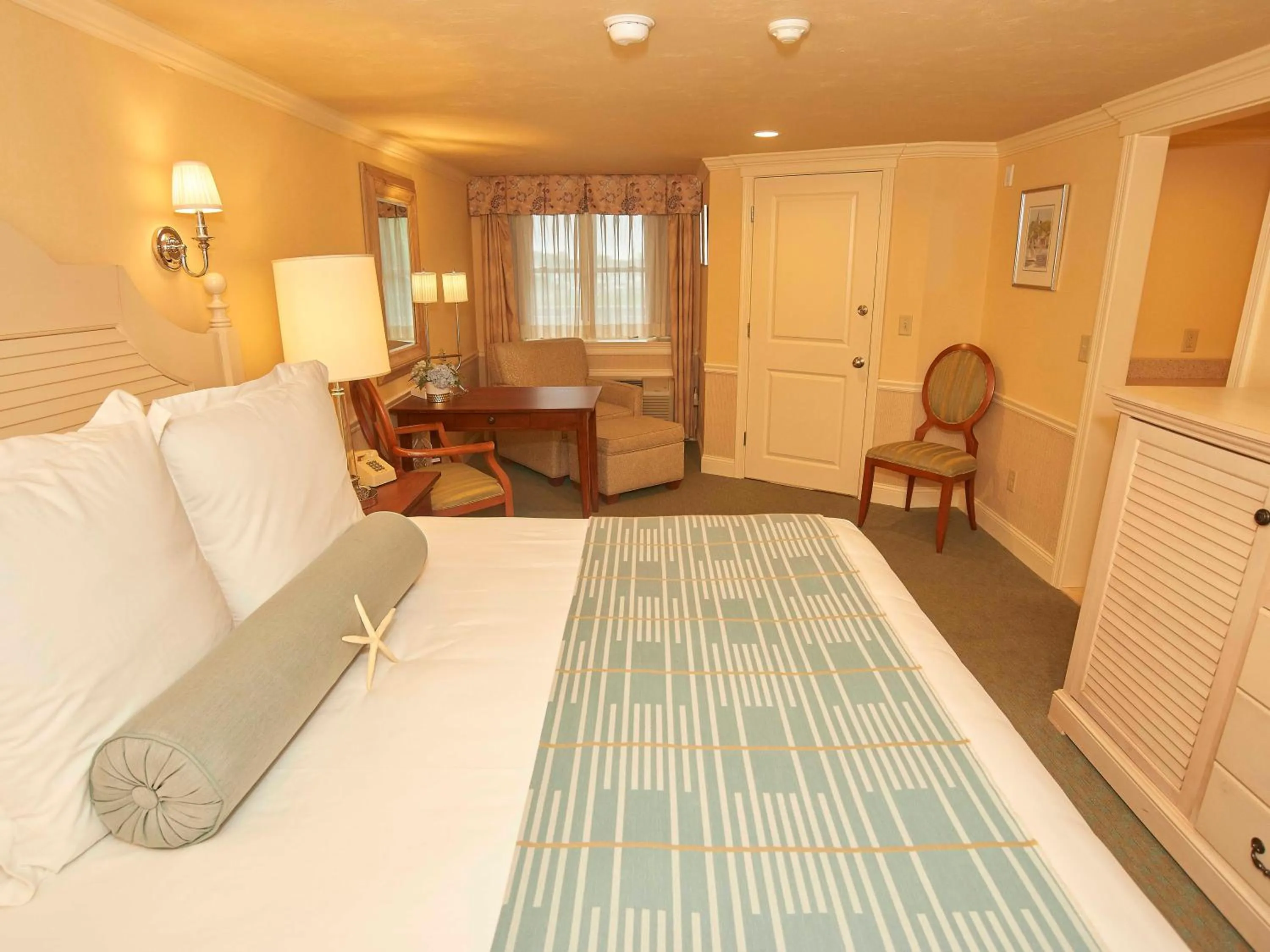 Photo of the whole room, Bed in Anchor In Hotel - Hyannis, MA