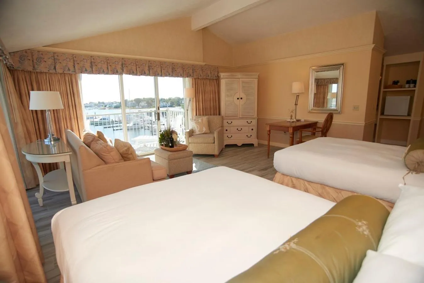 Photo of the whole room, Bed in Anchor In Hotel - Hyannis, MA