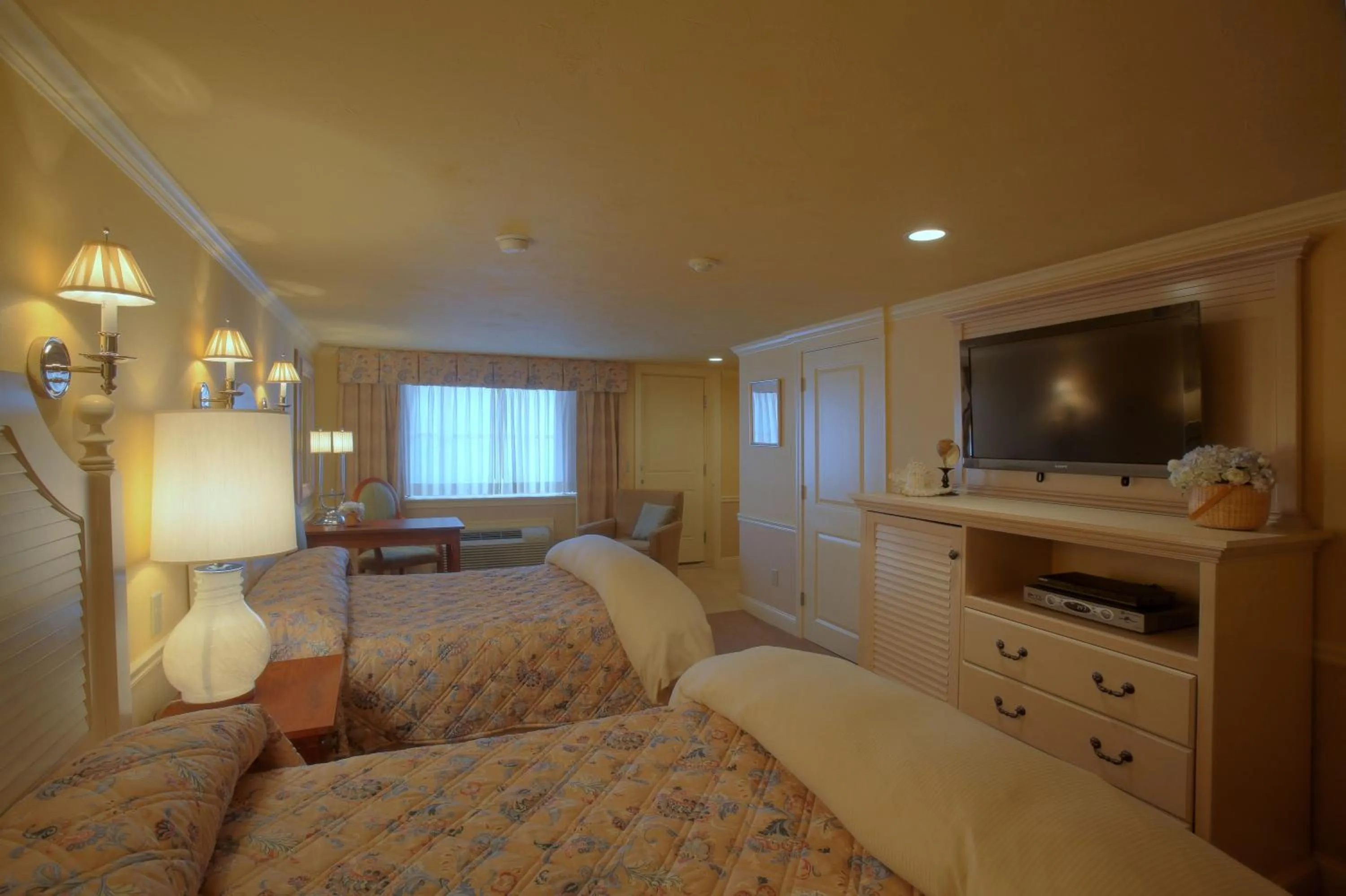 Photo of the whole room, Bed in Anchor In Hotel - Hyannis, MA