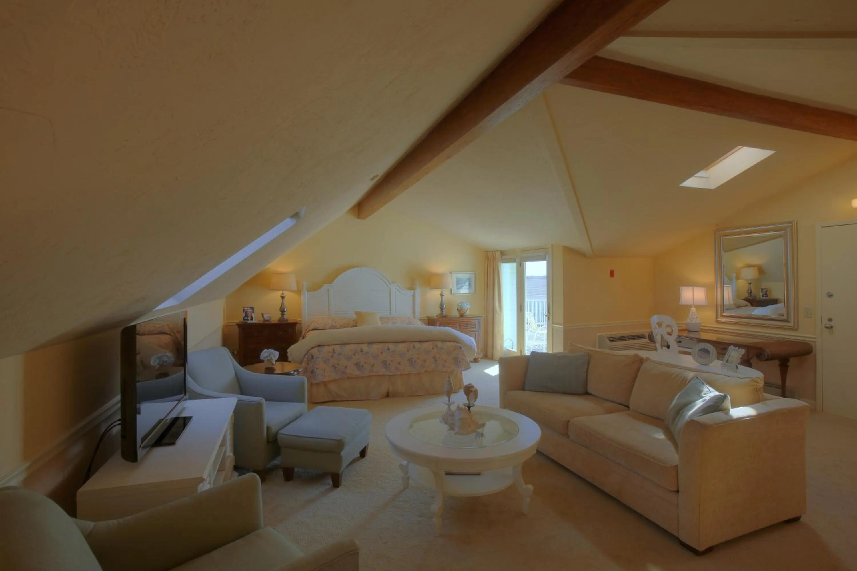 Living room in Anchor In Hotel - Hyannis, MA