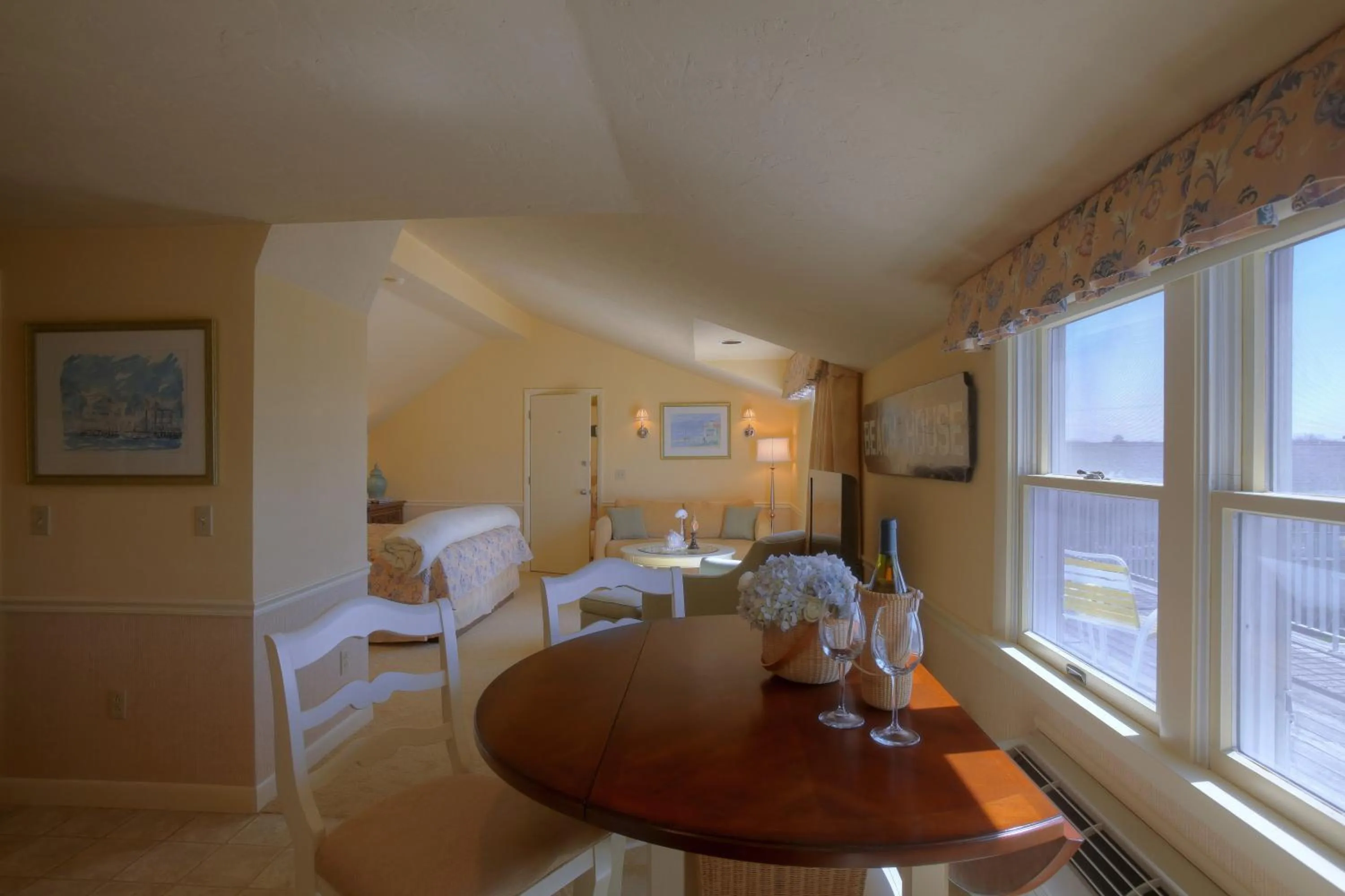 Dining area in Anchor In Hotel - Hyannis, MA