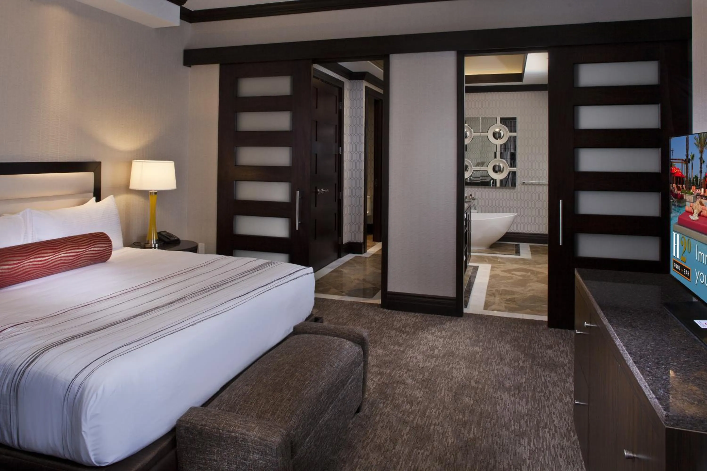 Photo of the whole room, Bed in Golden Nugget Lake Charles