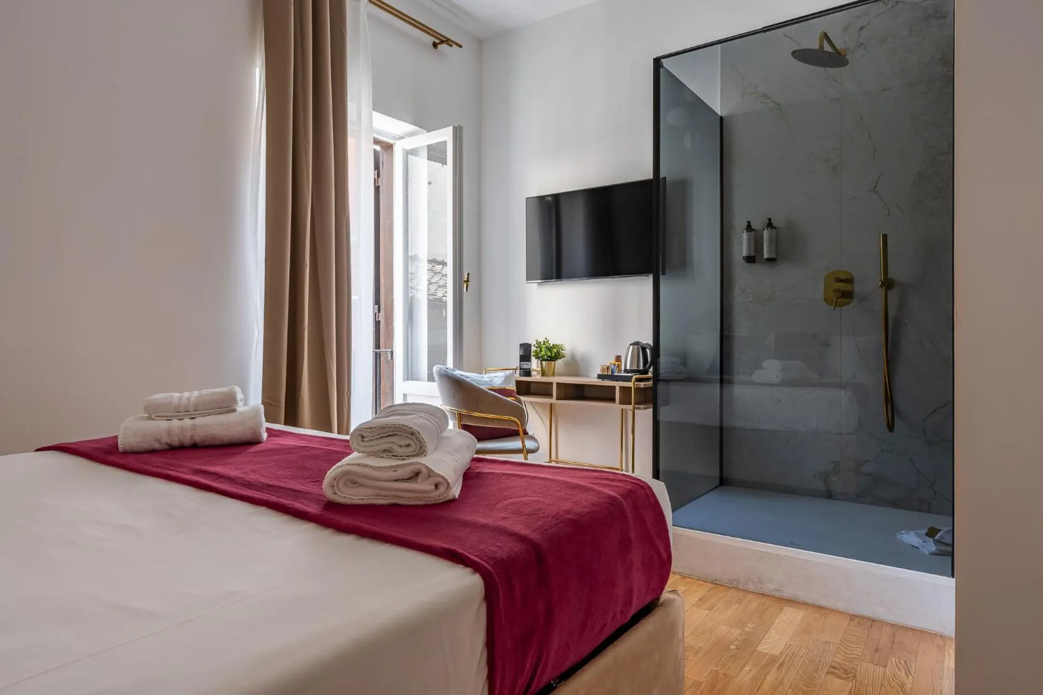 Shower, Bed in Decimo Meridio- At Spanish Steps-