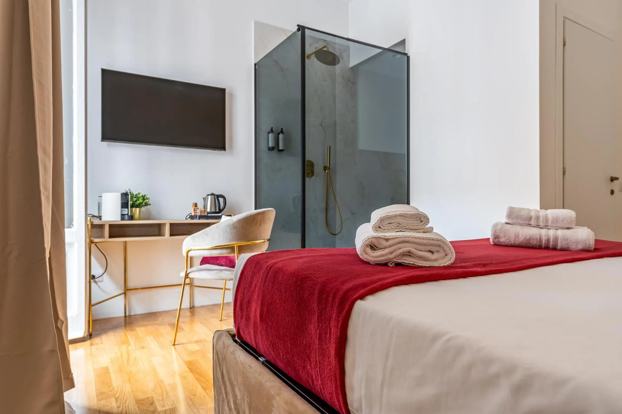 Shower, Bed in Decimo Meridio- At Spanish Steps-