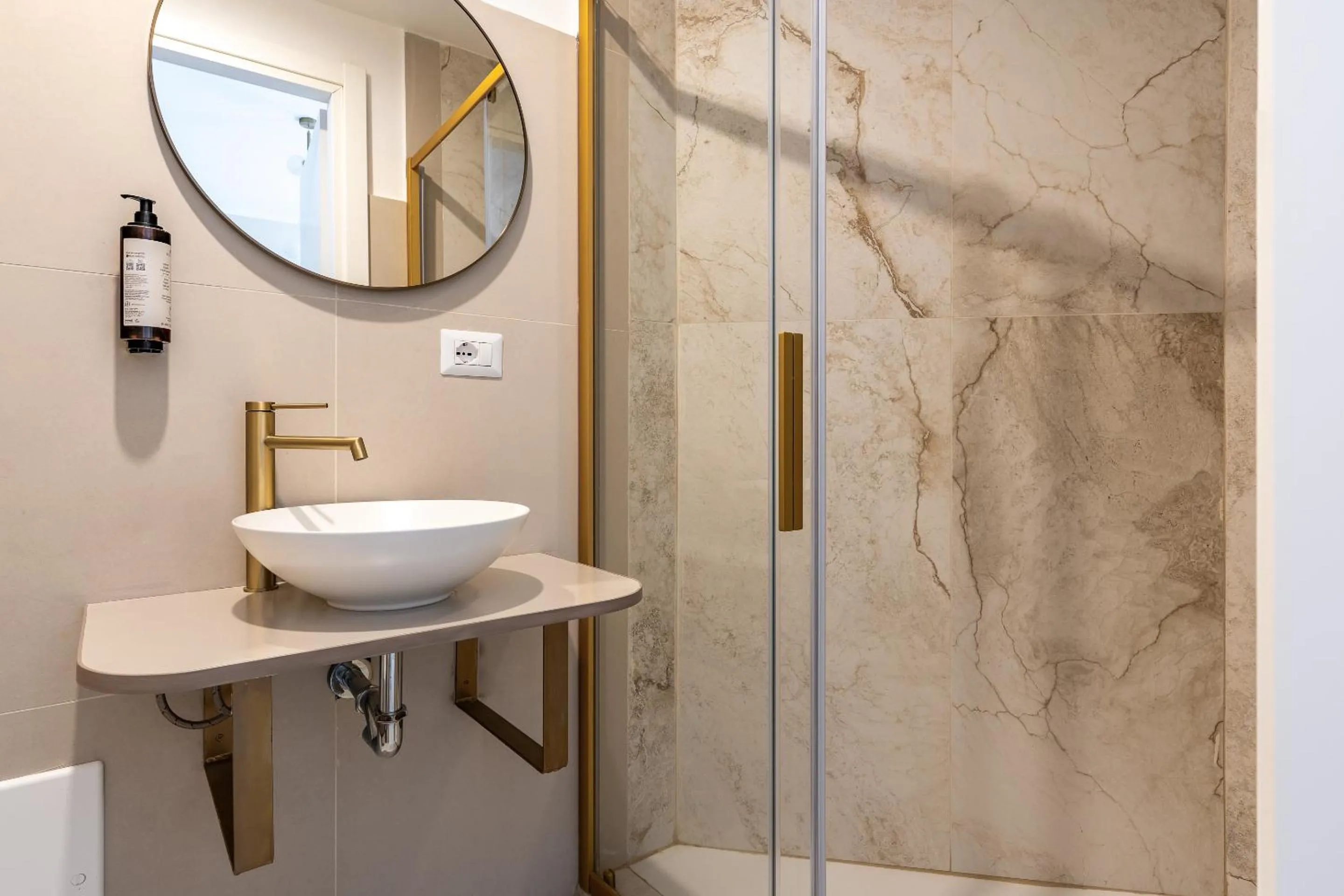 Shower in Decimo Meridio- At Spanish Steps-