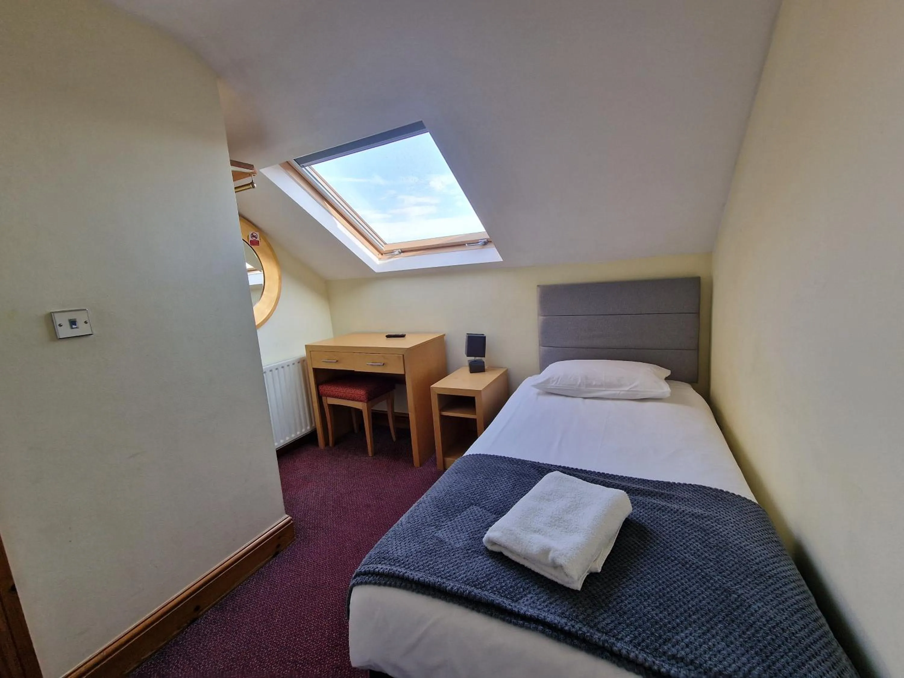 Photo of the whole room, Bed in Hotel 65