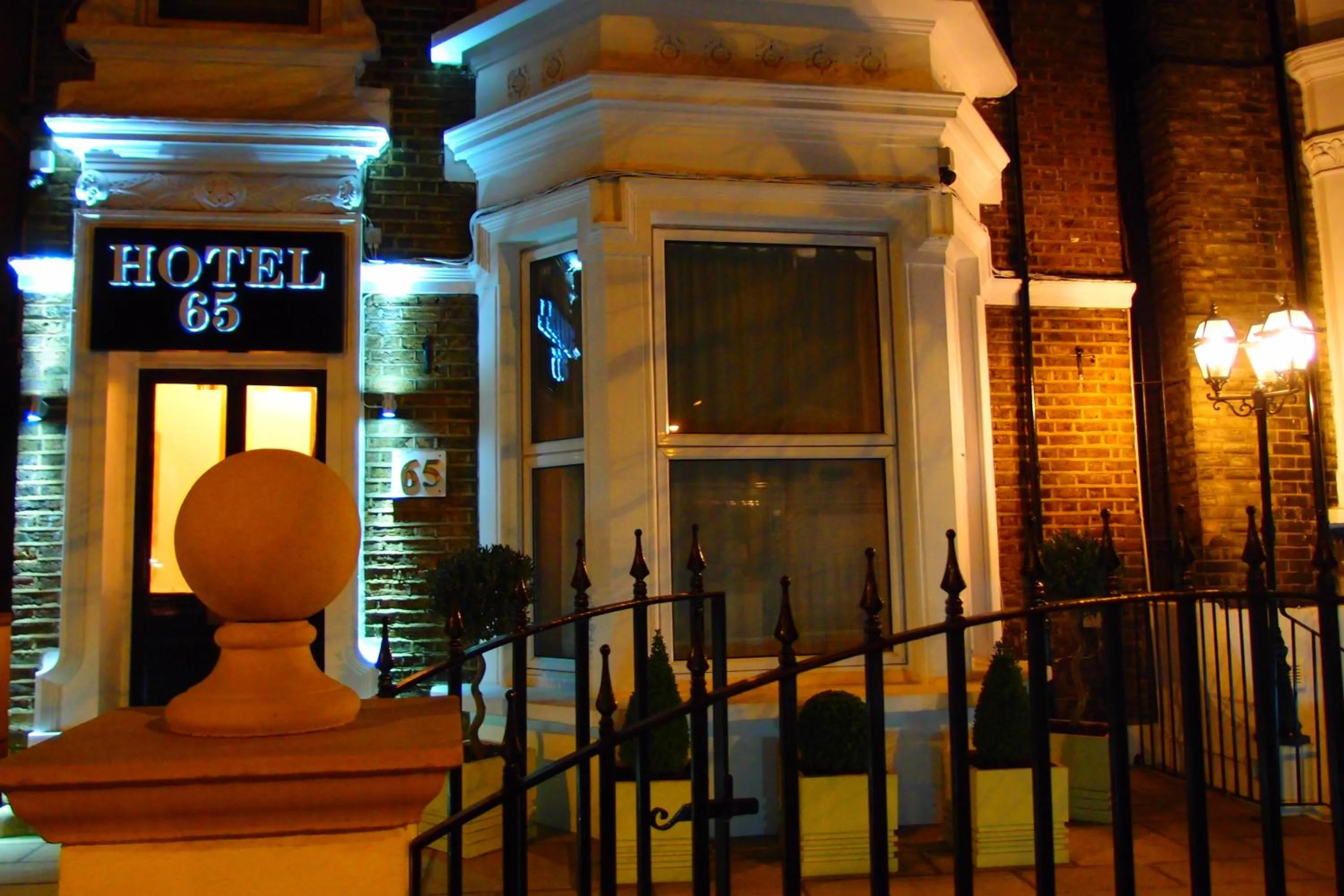 Facade/entrance in Hotel 65