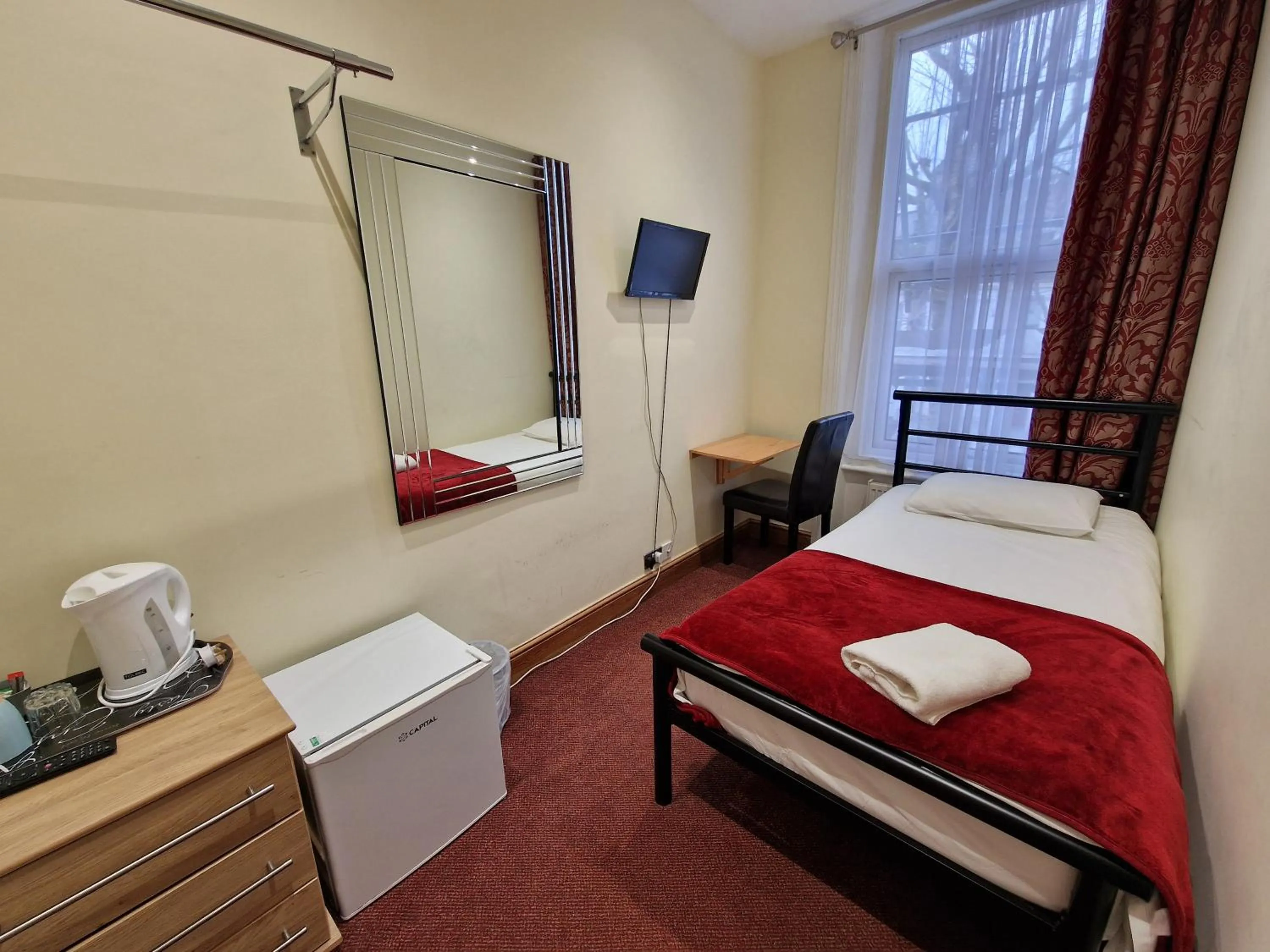 Photo of the whole room, Bed in Hotel 65