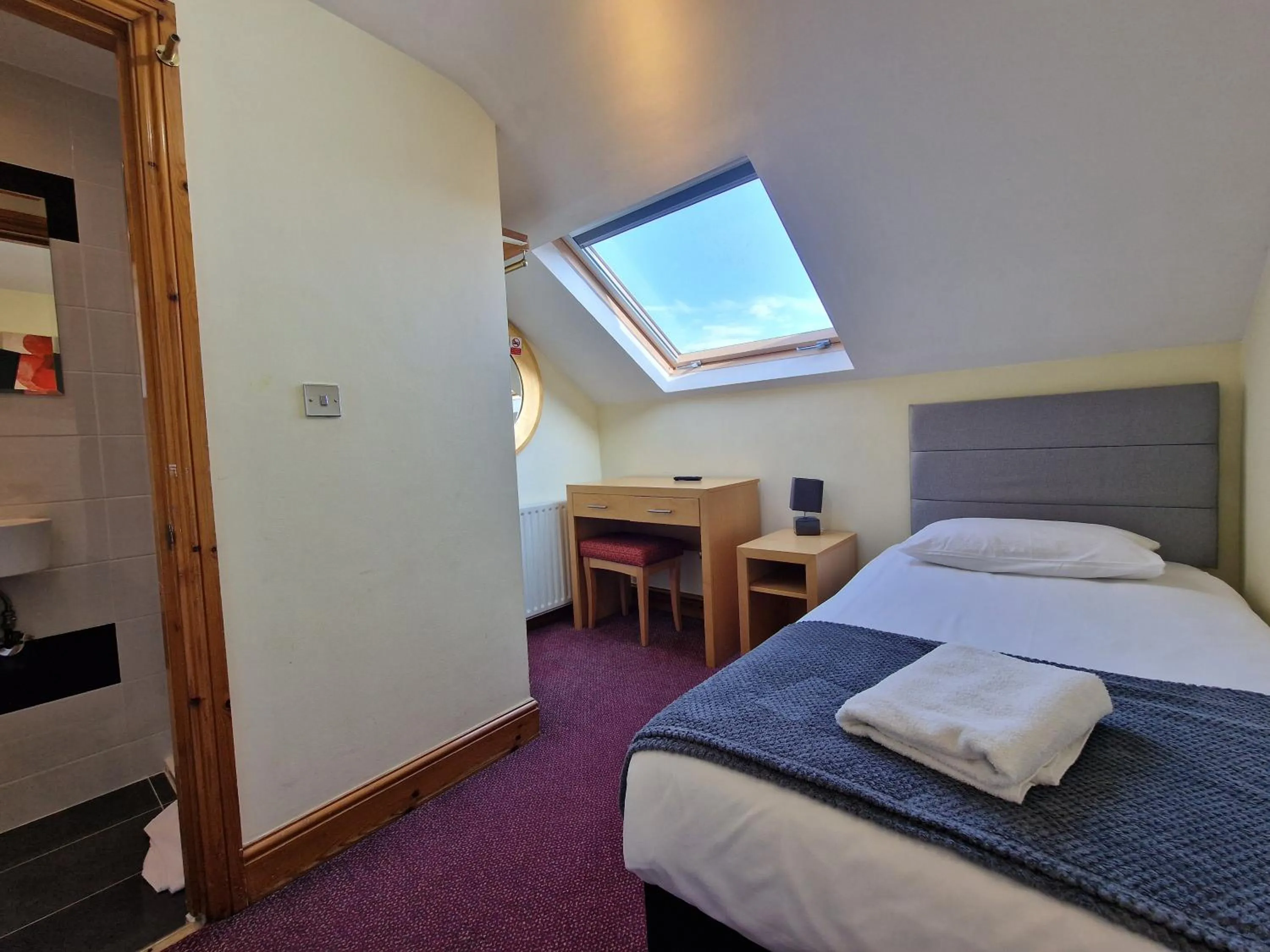 Photo of the whole room, Bed in Hotel 65