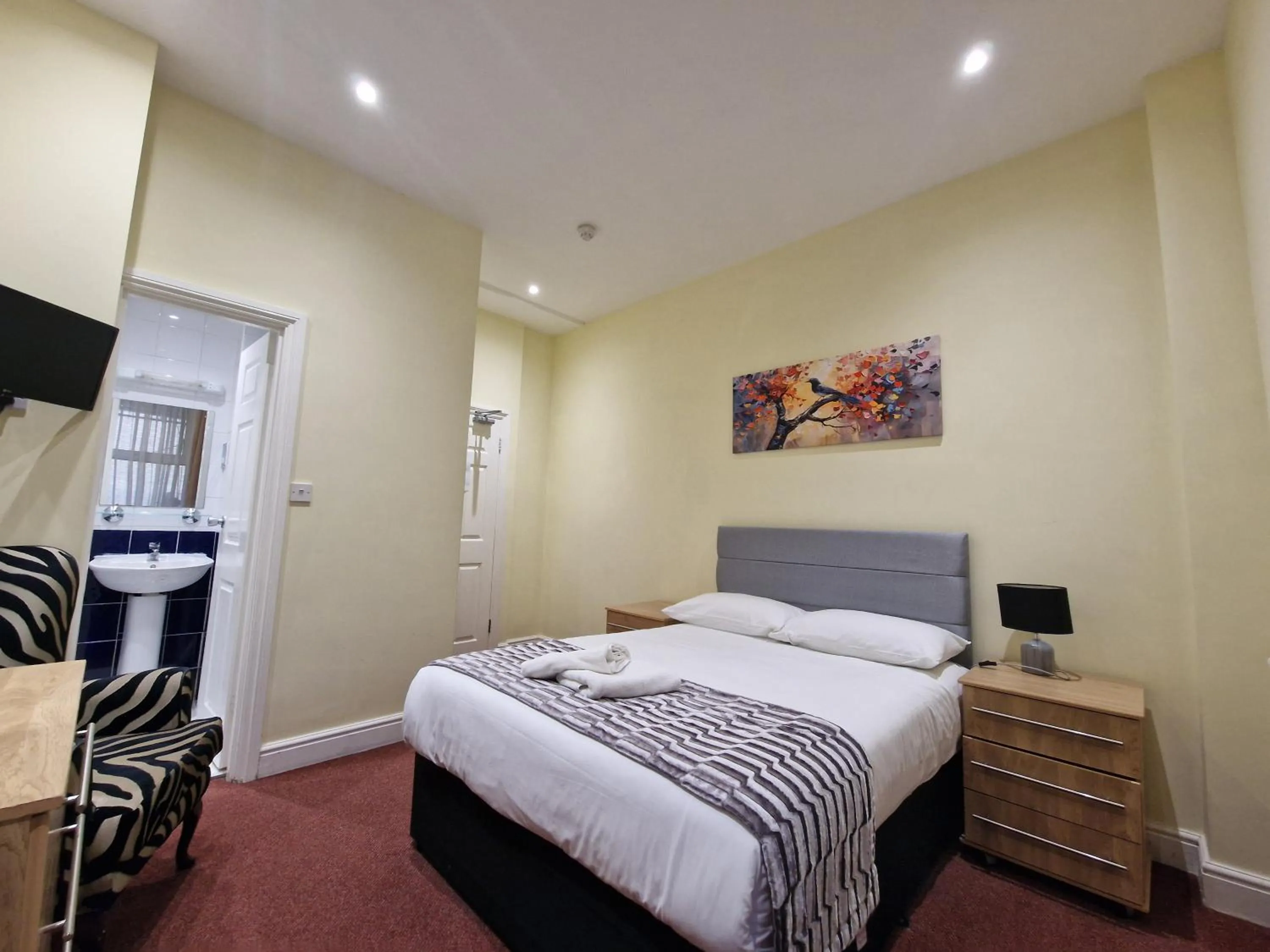 Photo of the whole room, Bed in Hotel 65