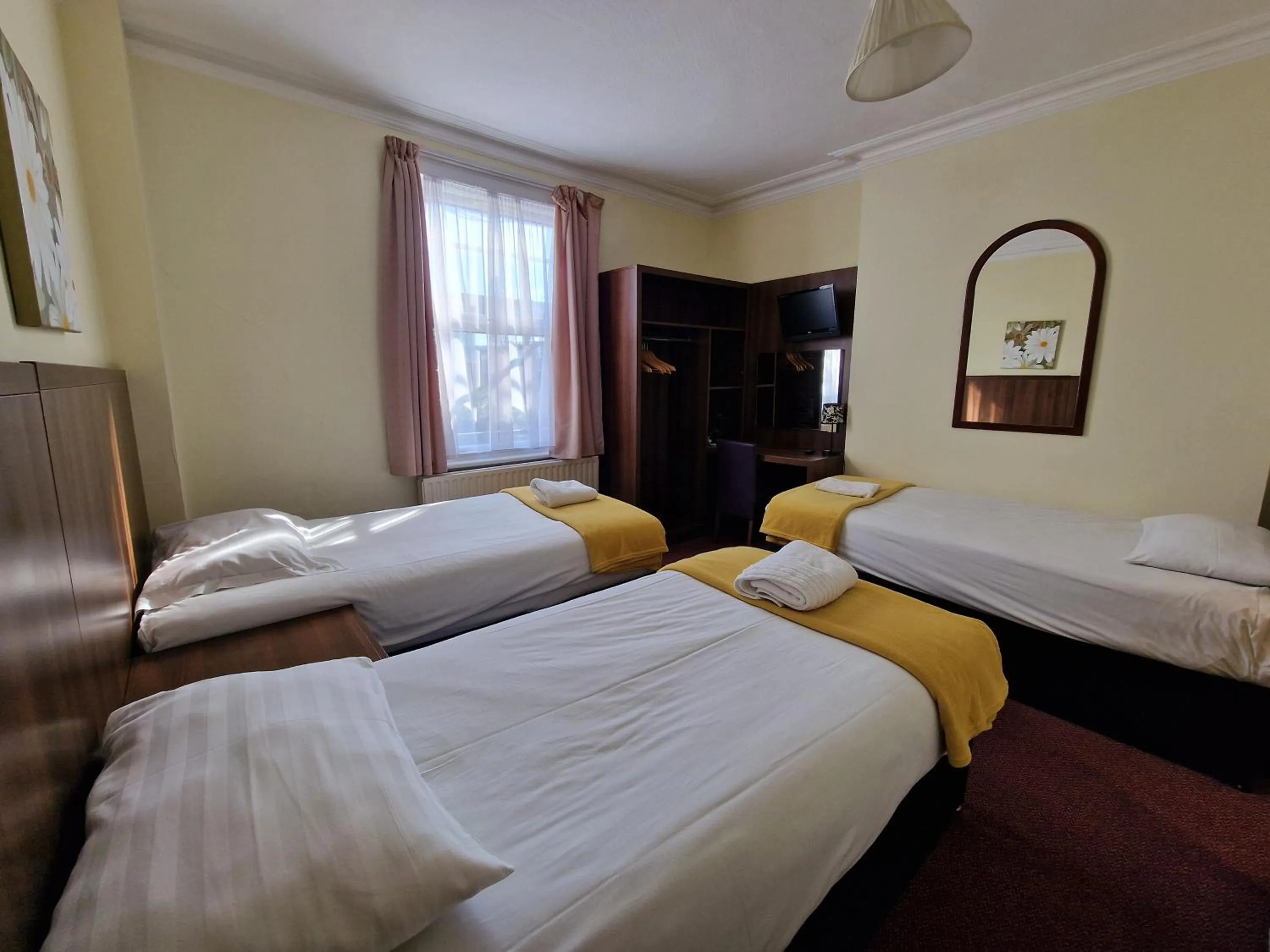 Photo of the whole room, Bed in Hotel 65