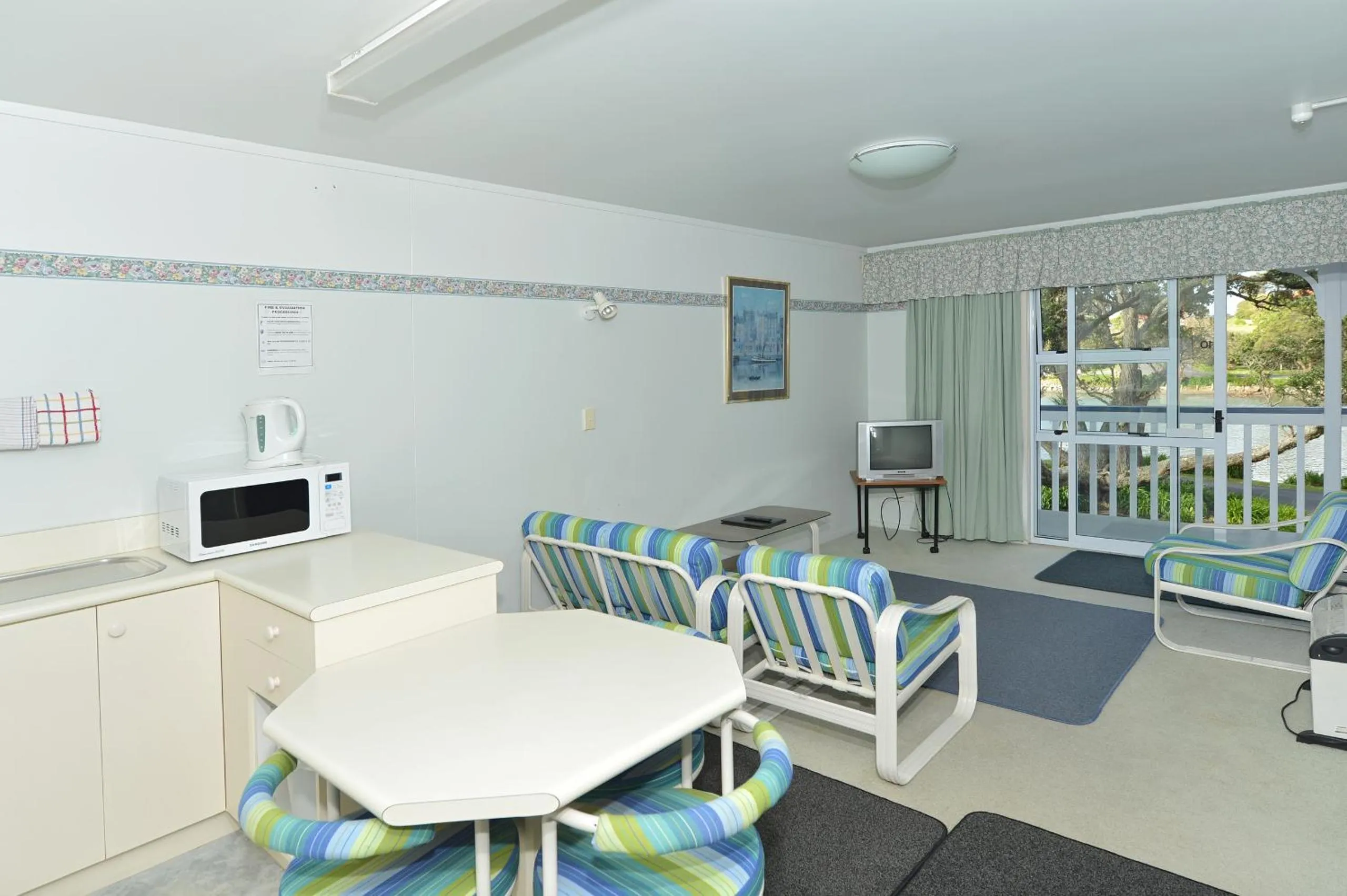 Photo of the whole room in Acacia Lodge Motel