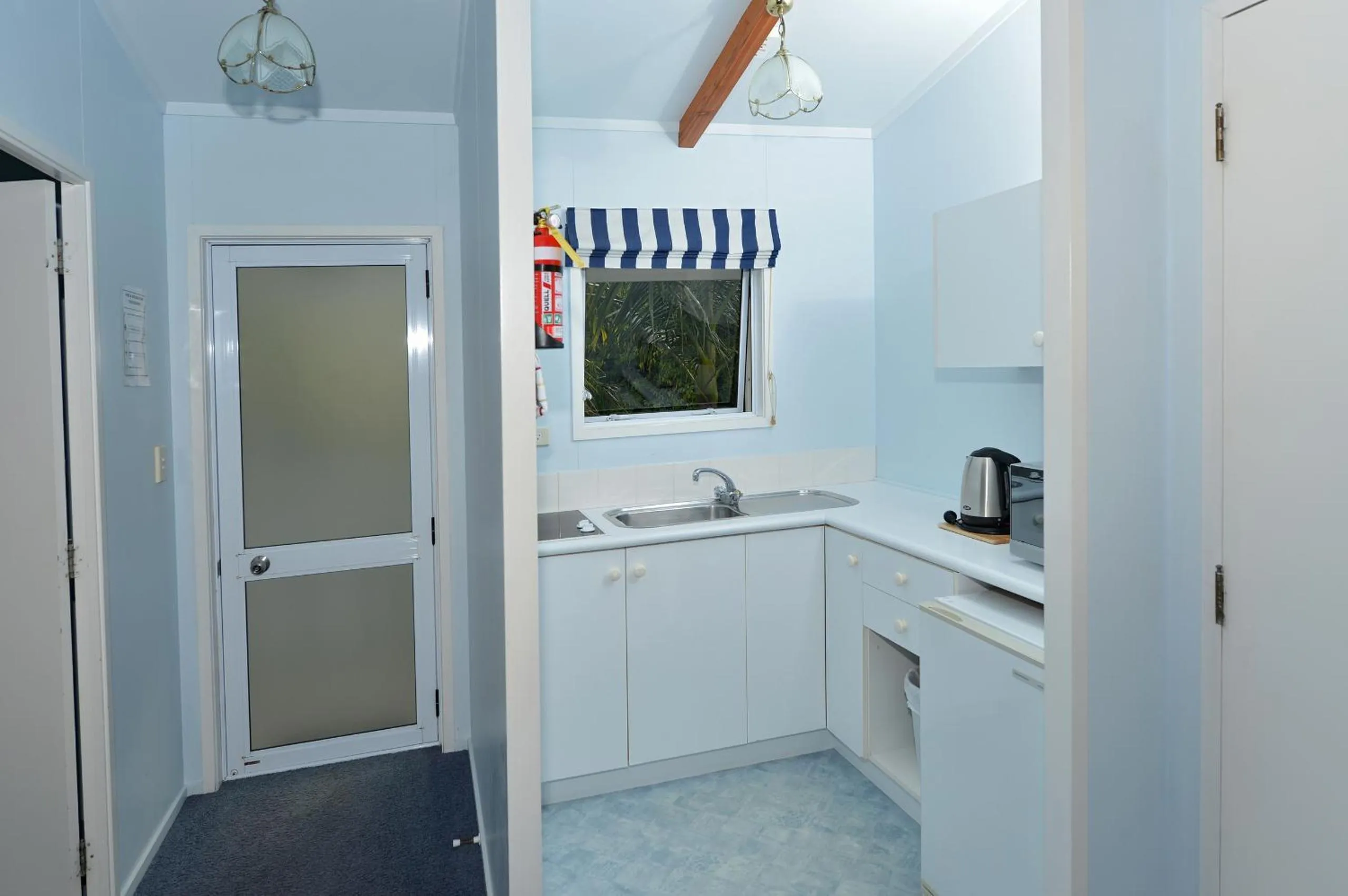 Kitchen or kitchenette in Acacia Lodge Motel