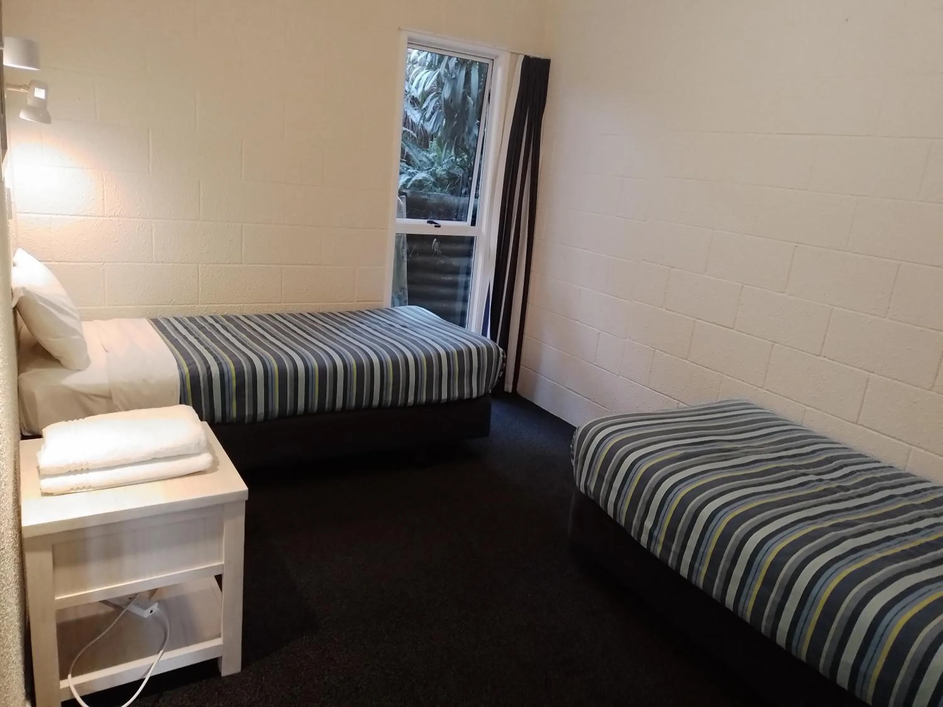 Bedroom, Bed in Acacia Lodge Motel