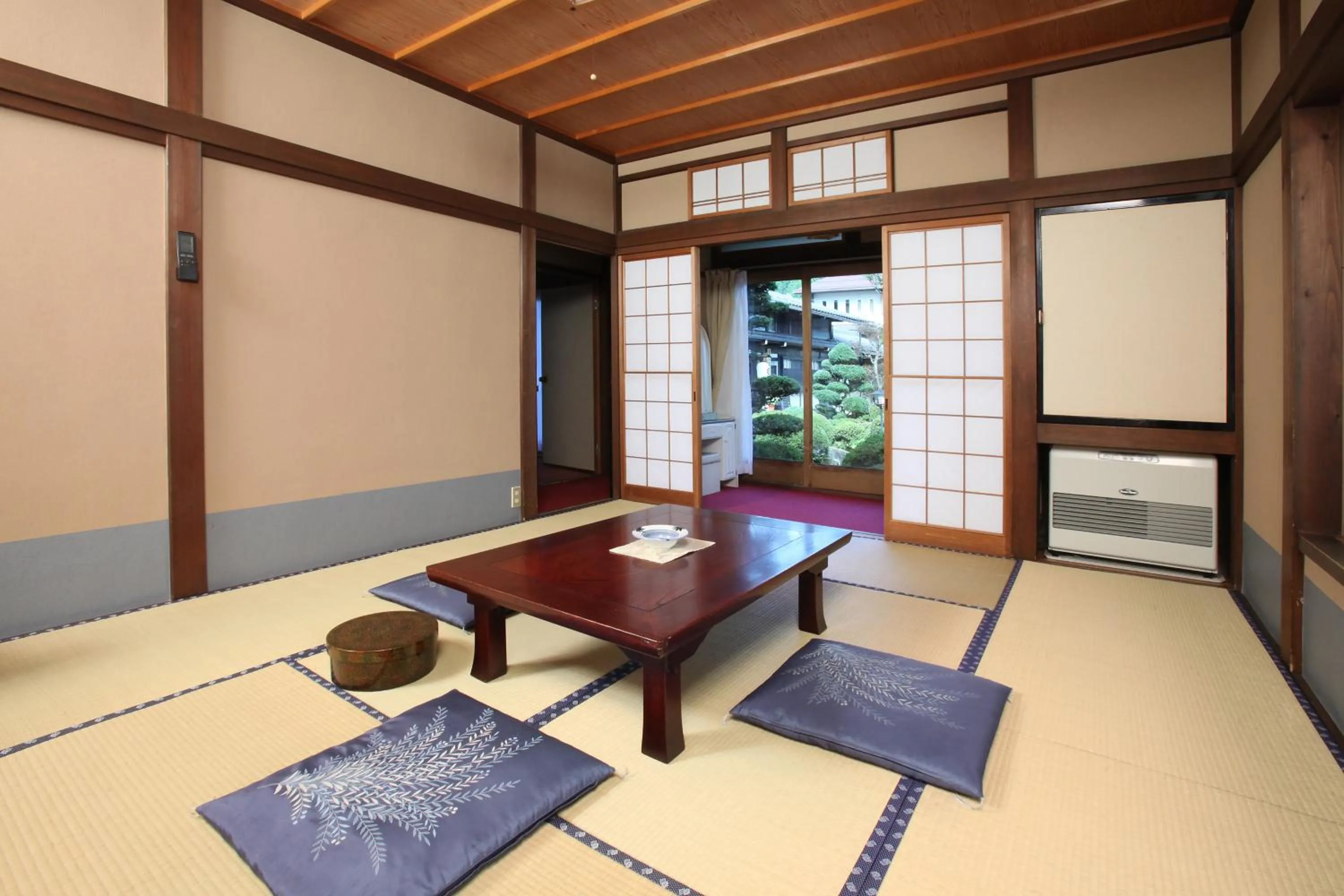 Photo of the whole room in Shitanda