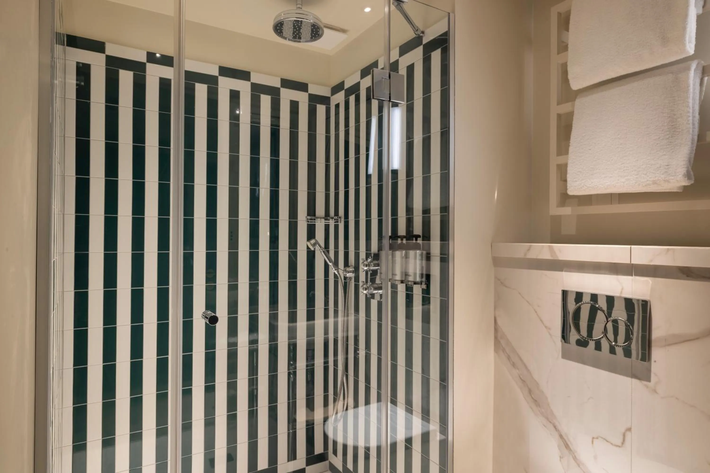 Toilet in Hôtel Filigrane & Spa