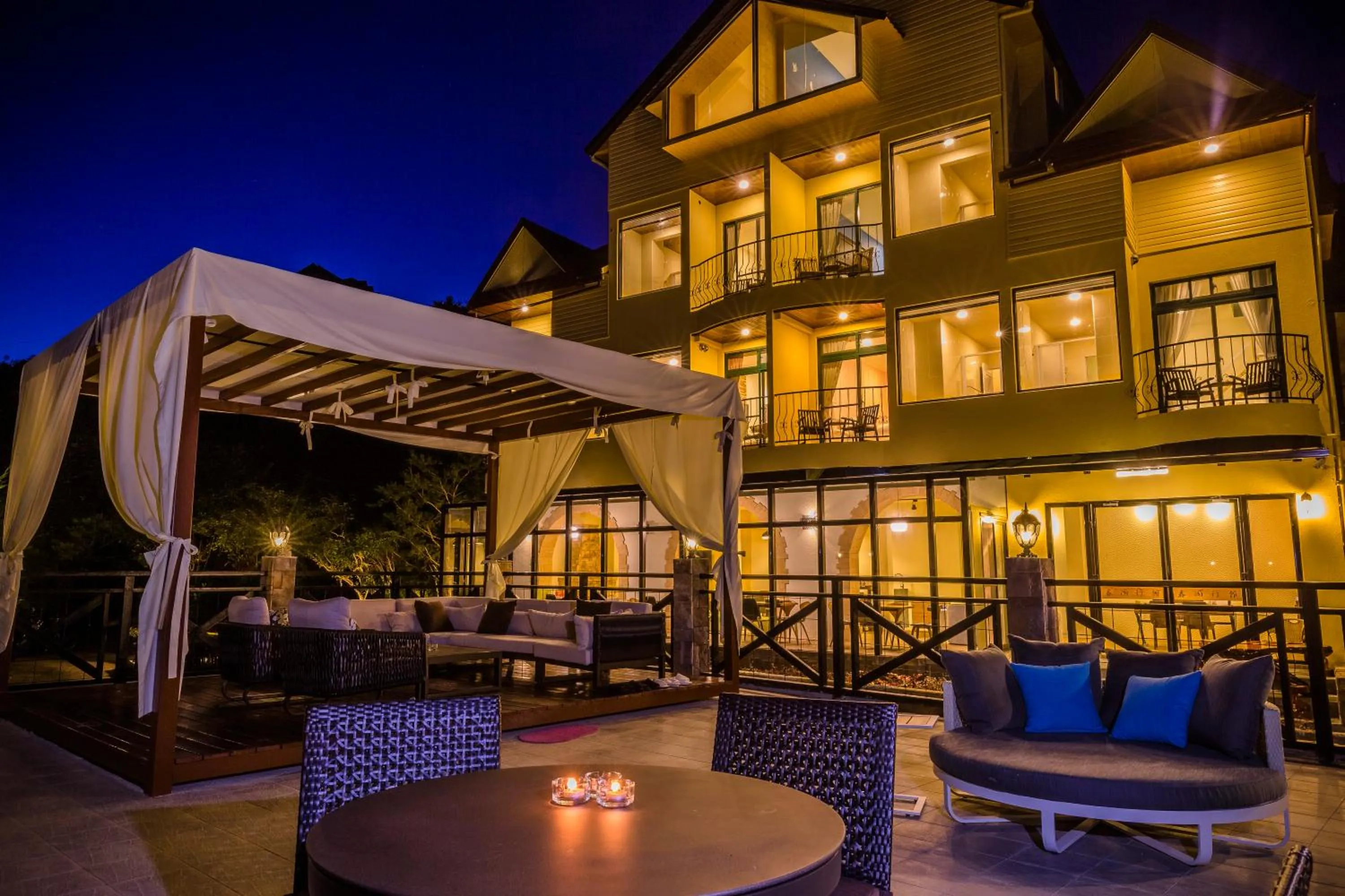 Facade/entrance in Le Retour Du Printemps Villa