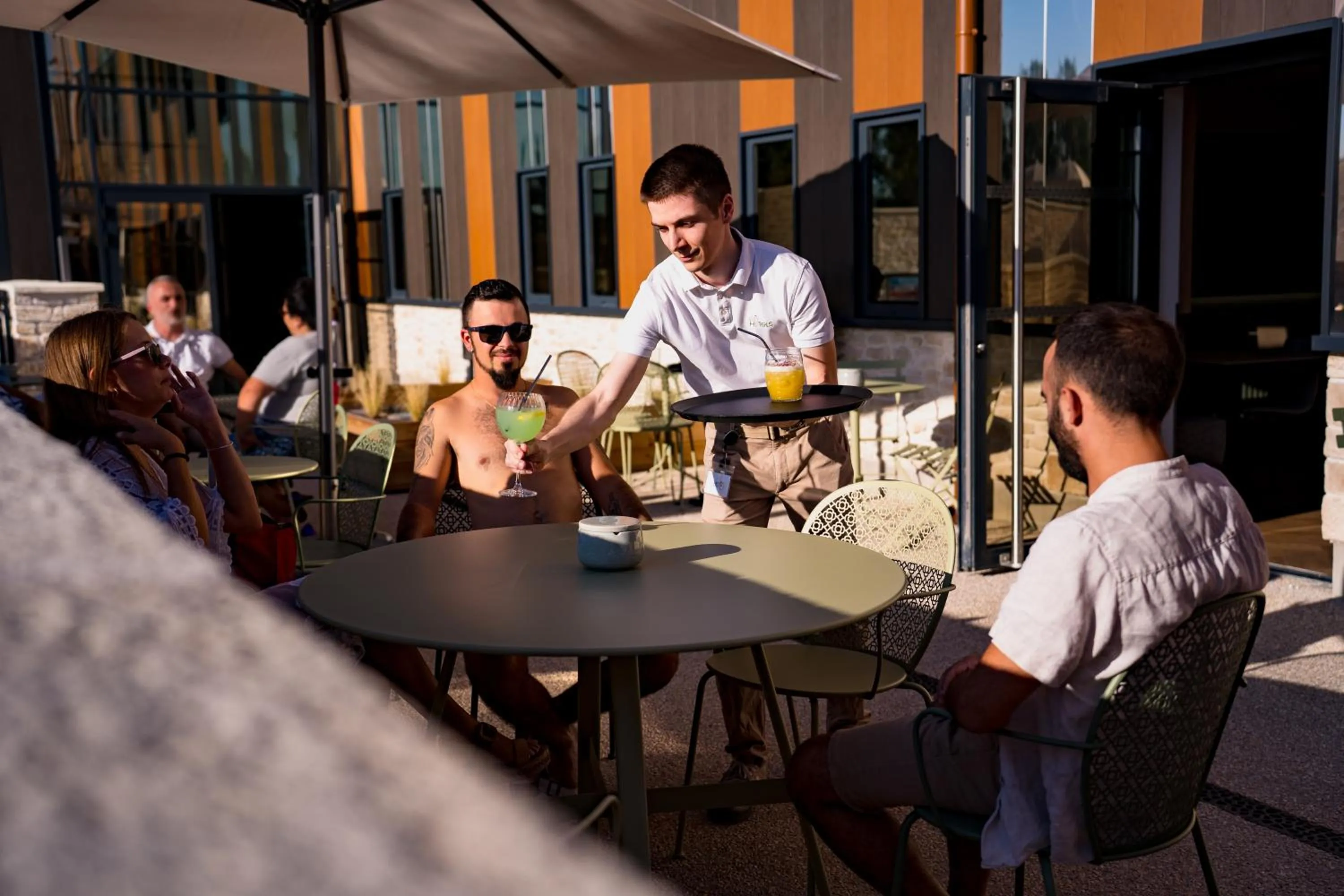 Patio in Bô Hôtels Ambronay
