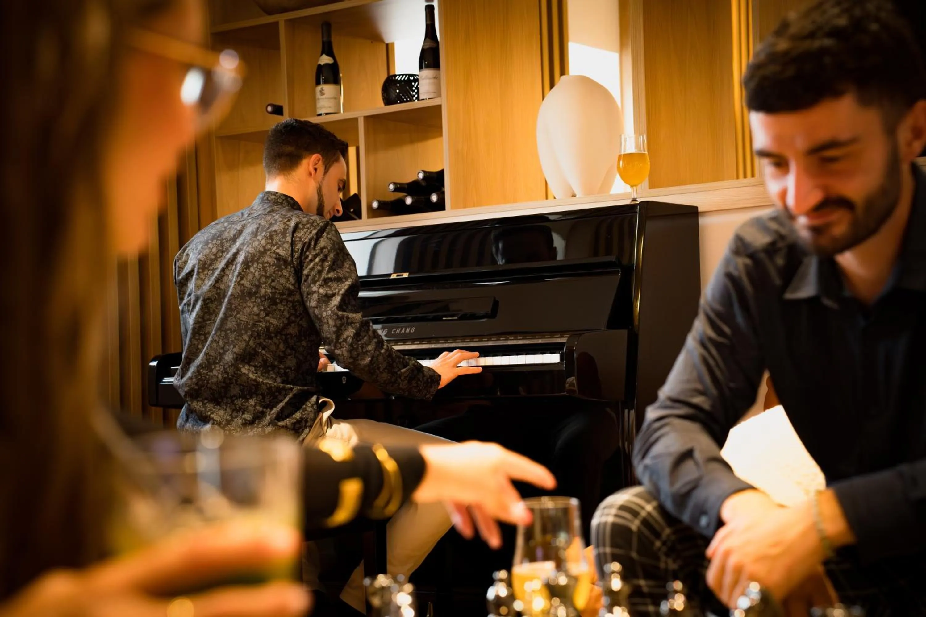 Lounge or bar in Bô Hôtels Ambronay