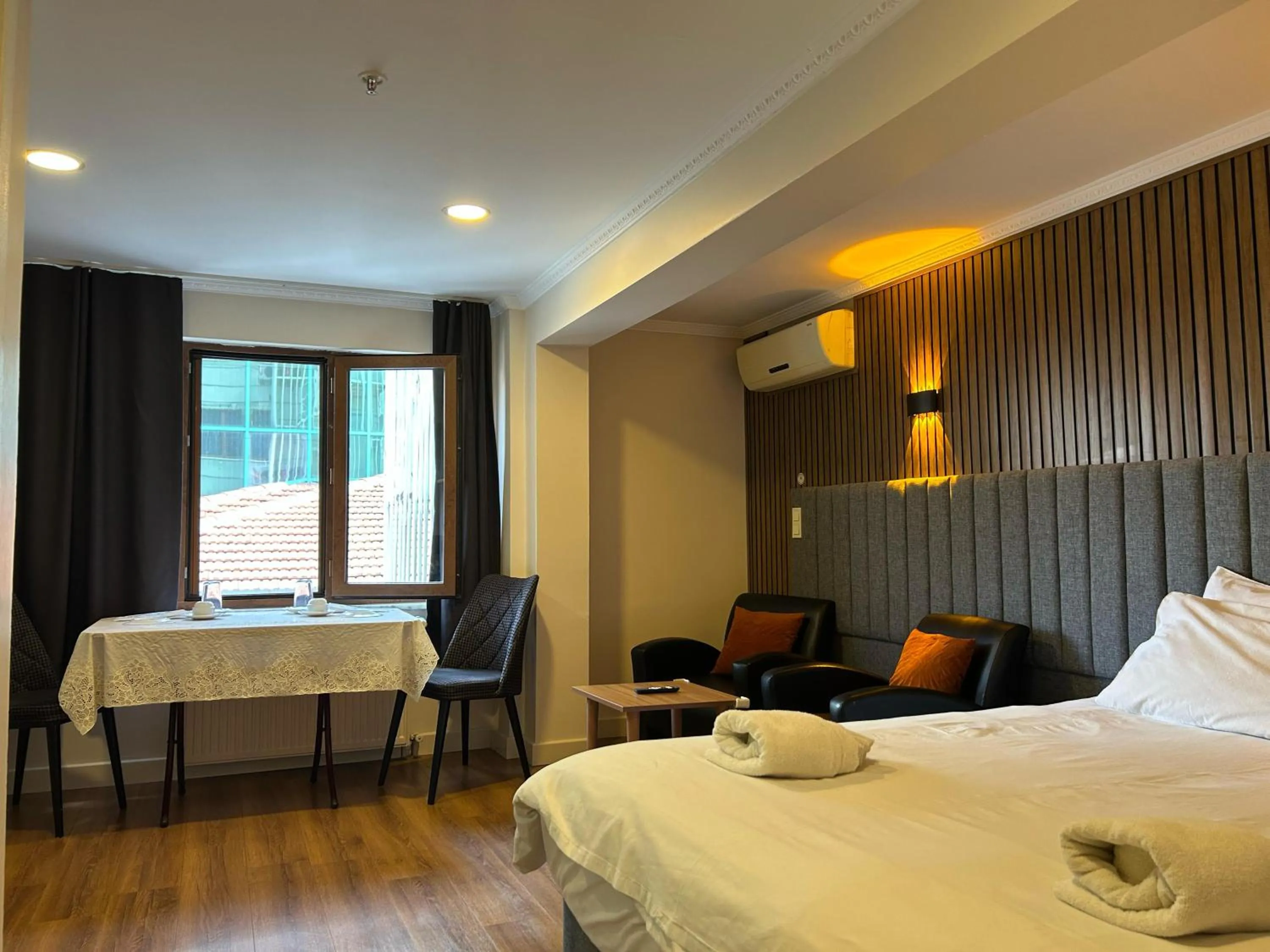 Living room, Bed in Naila Hotel