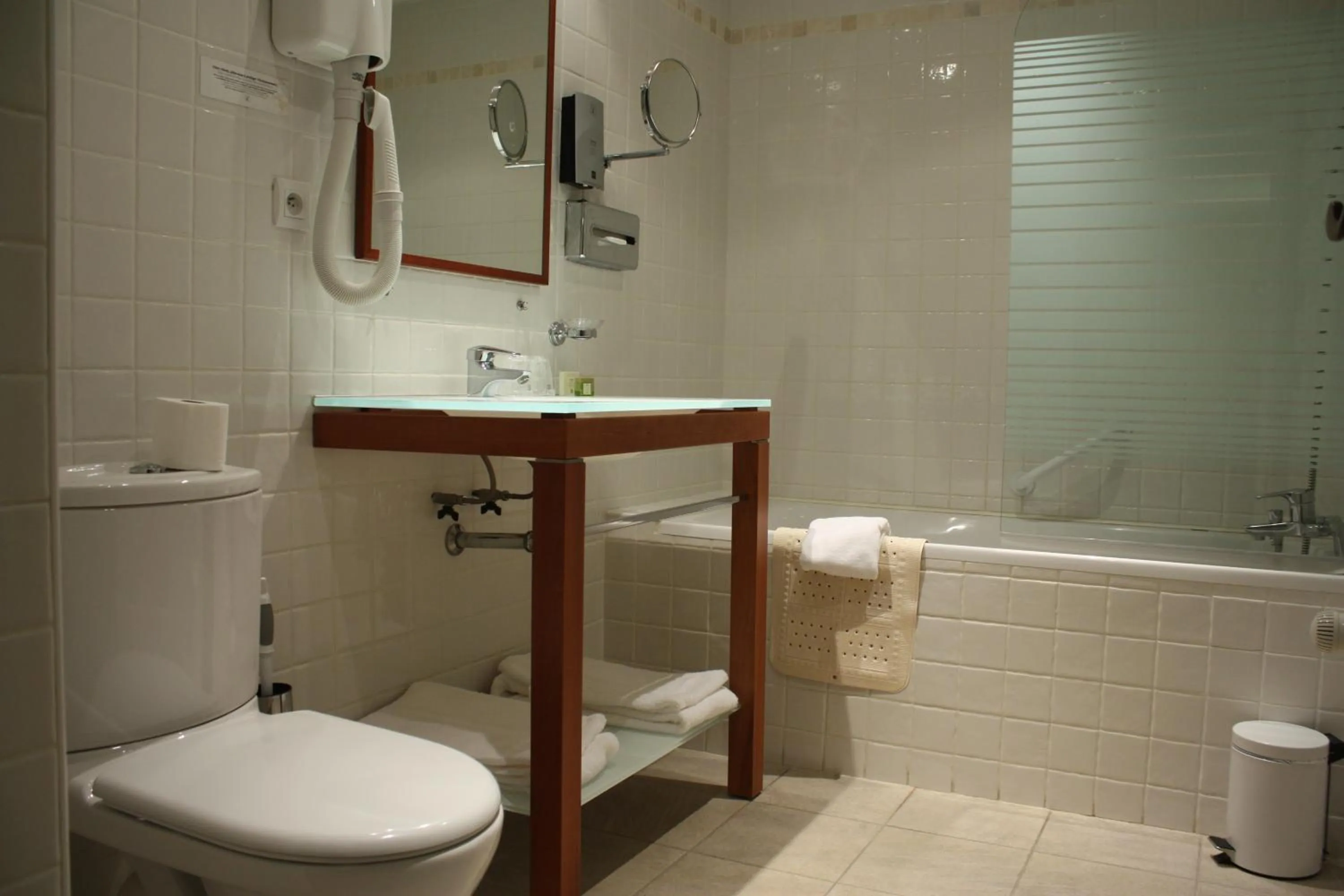 Toilet in Appart Hotel Charles Sander