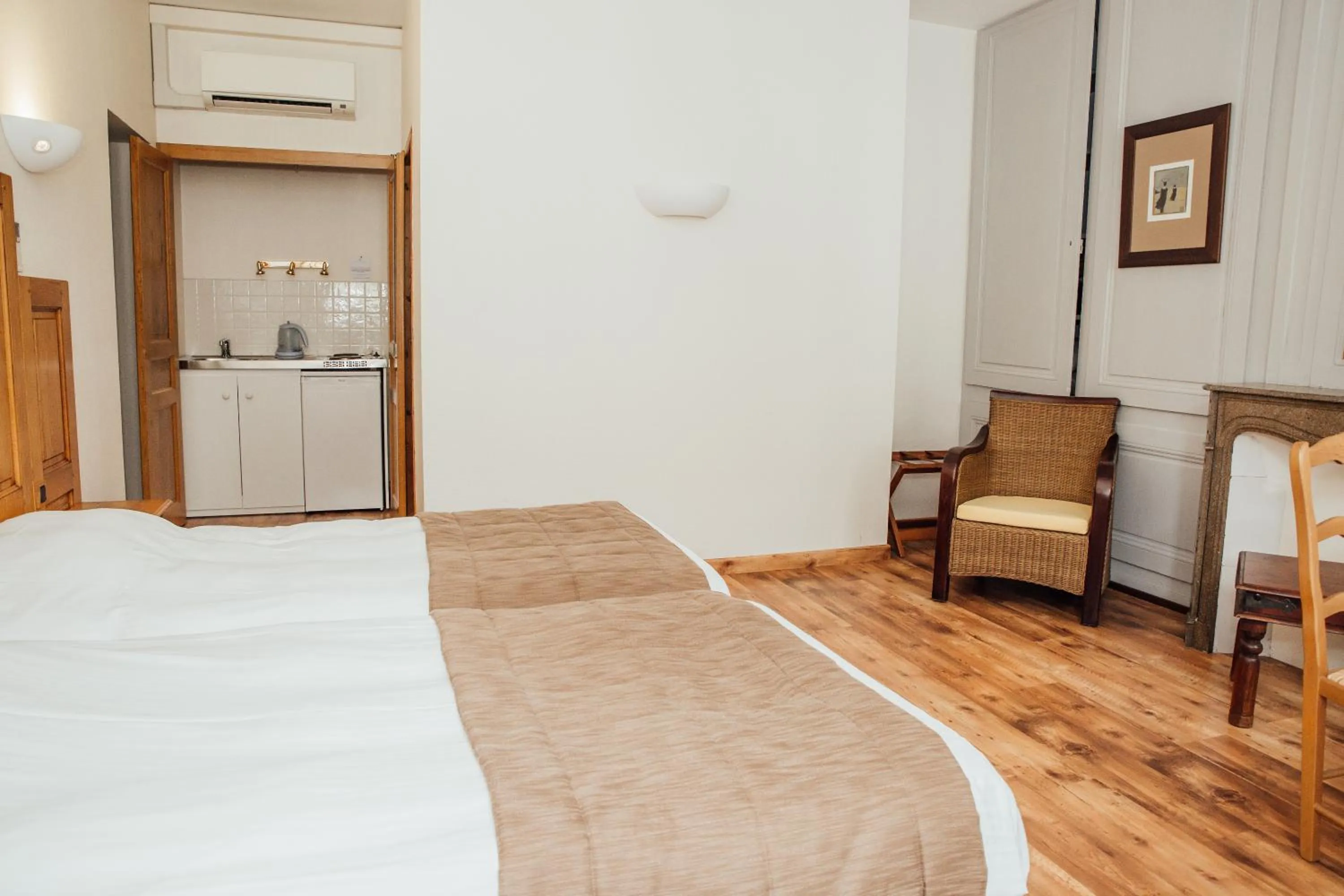 Kitchen or kitchenette, Bed in Appart Hotel Charles Sander