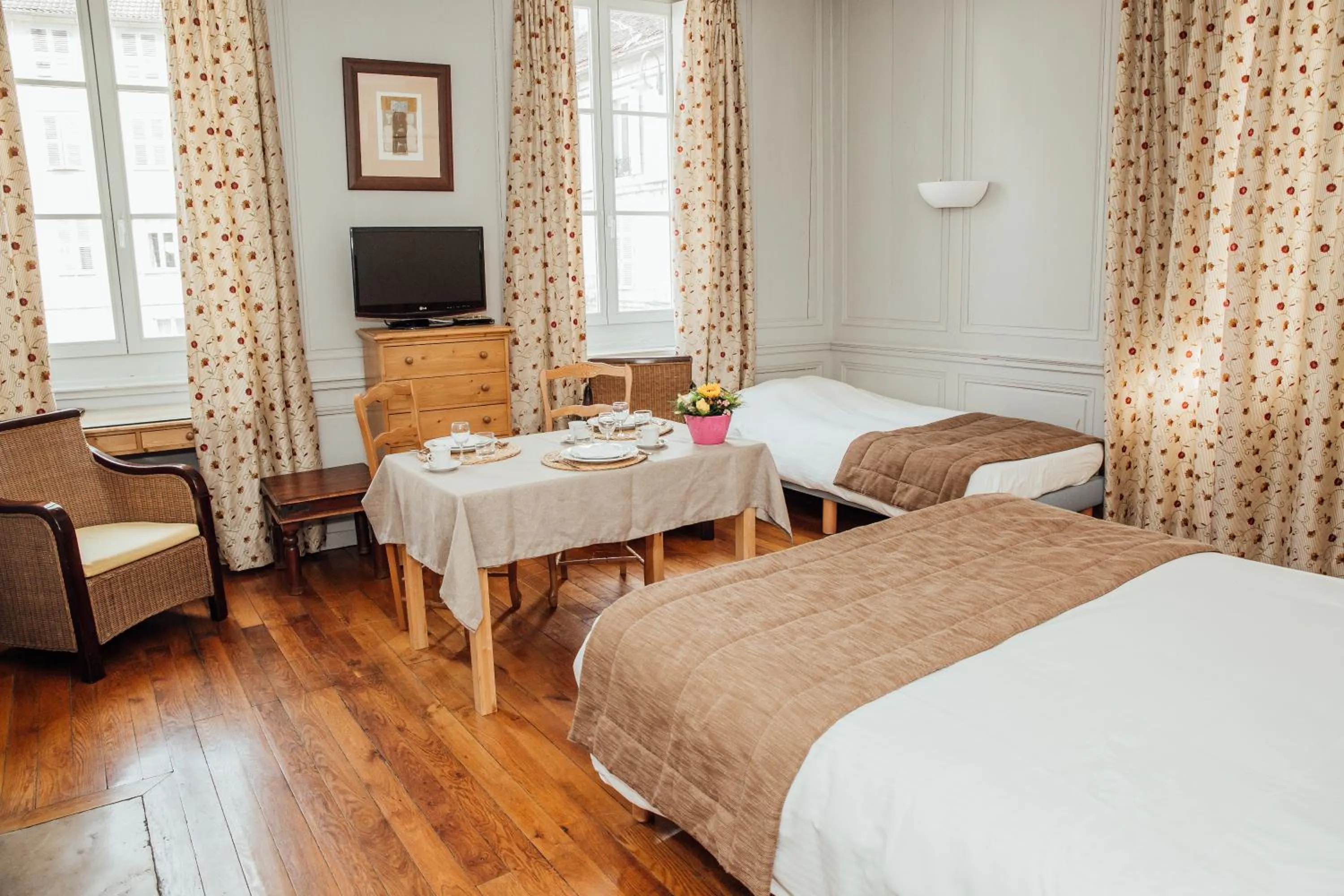 Seating area, Bed in Appart Hotel Charles Sander