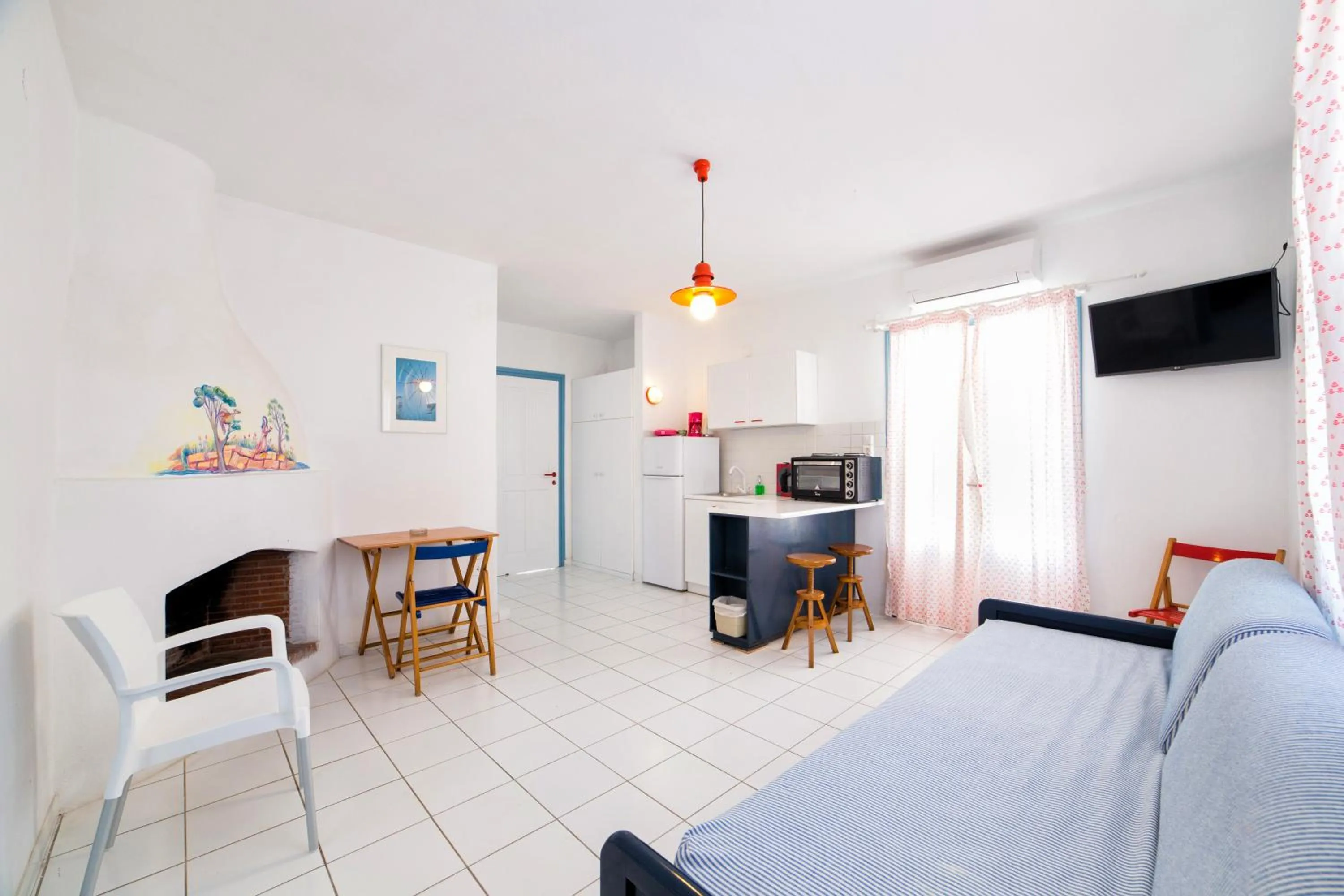 Living room, Bed in Fivos Apartments