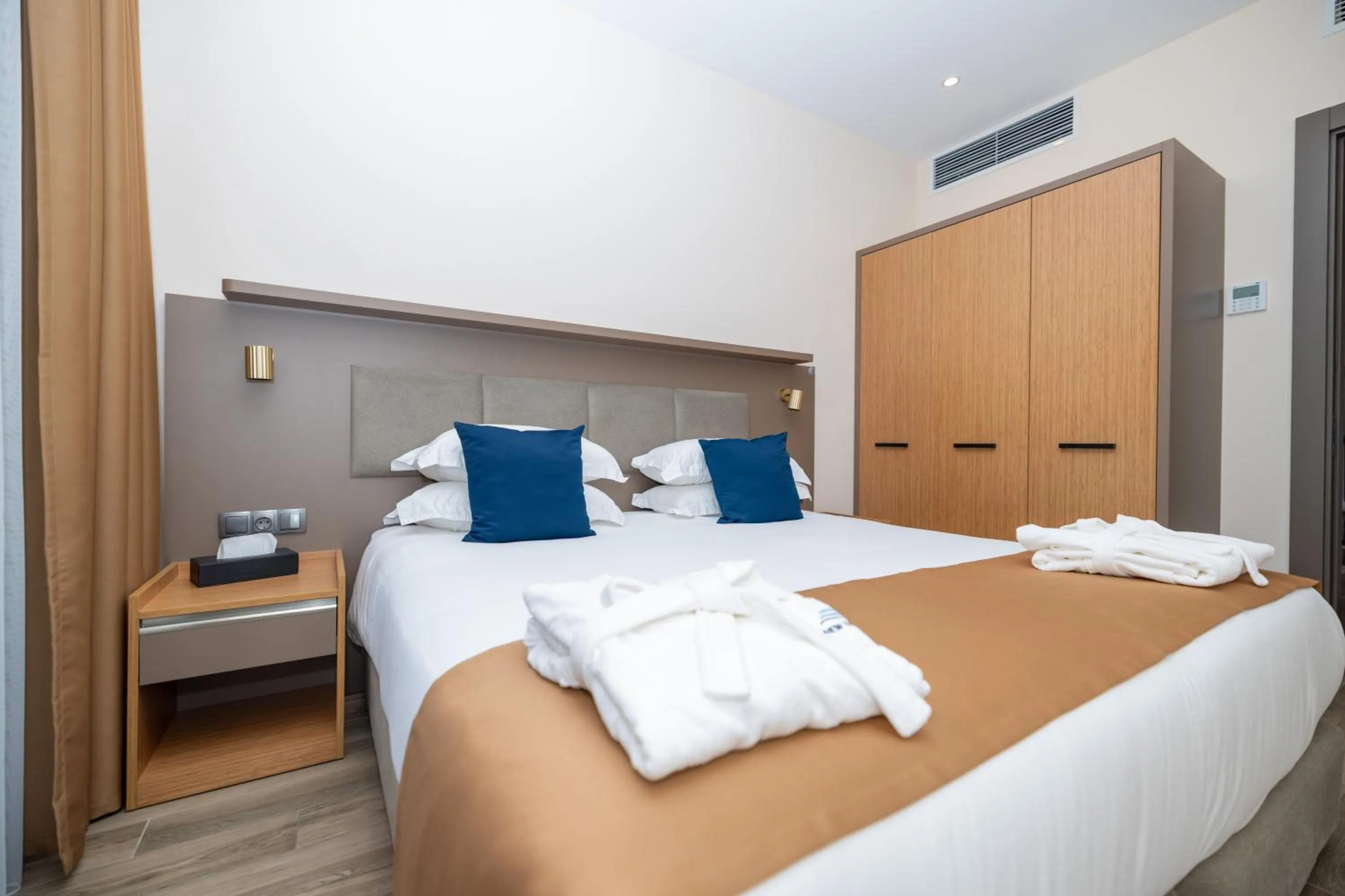 Property building, Bed in New Wave Apart-Hotel