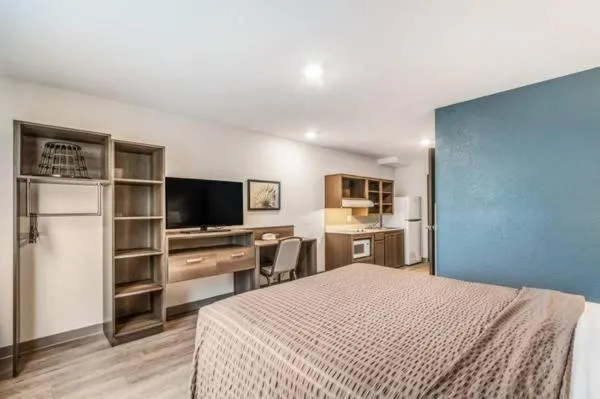 Kitchen or kitchenette, Bed in WoodSpring Suites Fort Myers - Cape Coral