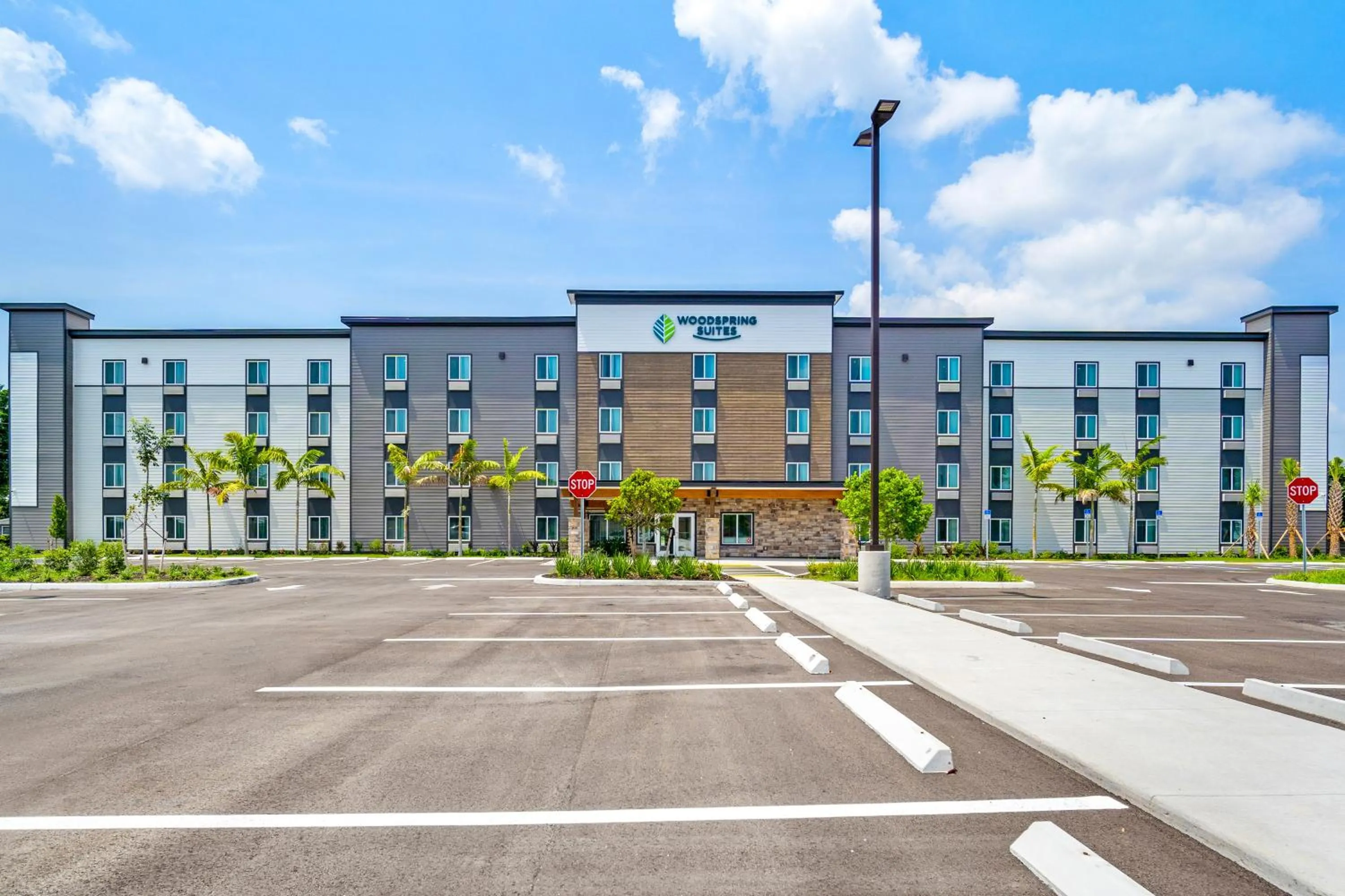 Property building in WoodSpring Suites Fort Myers - Cape Coral