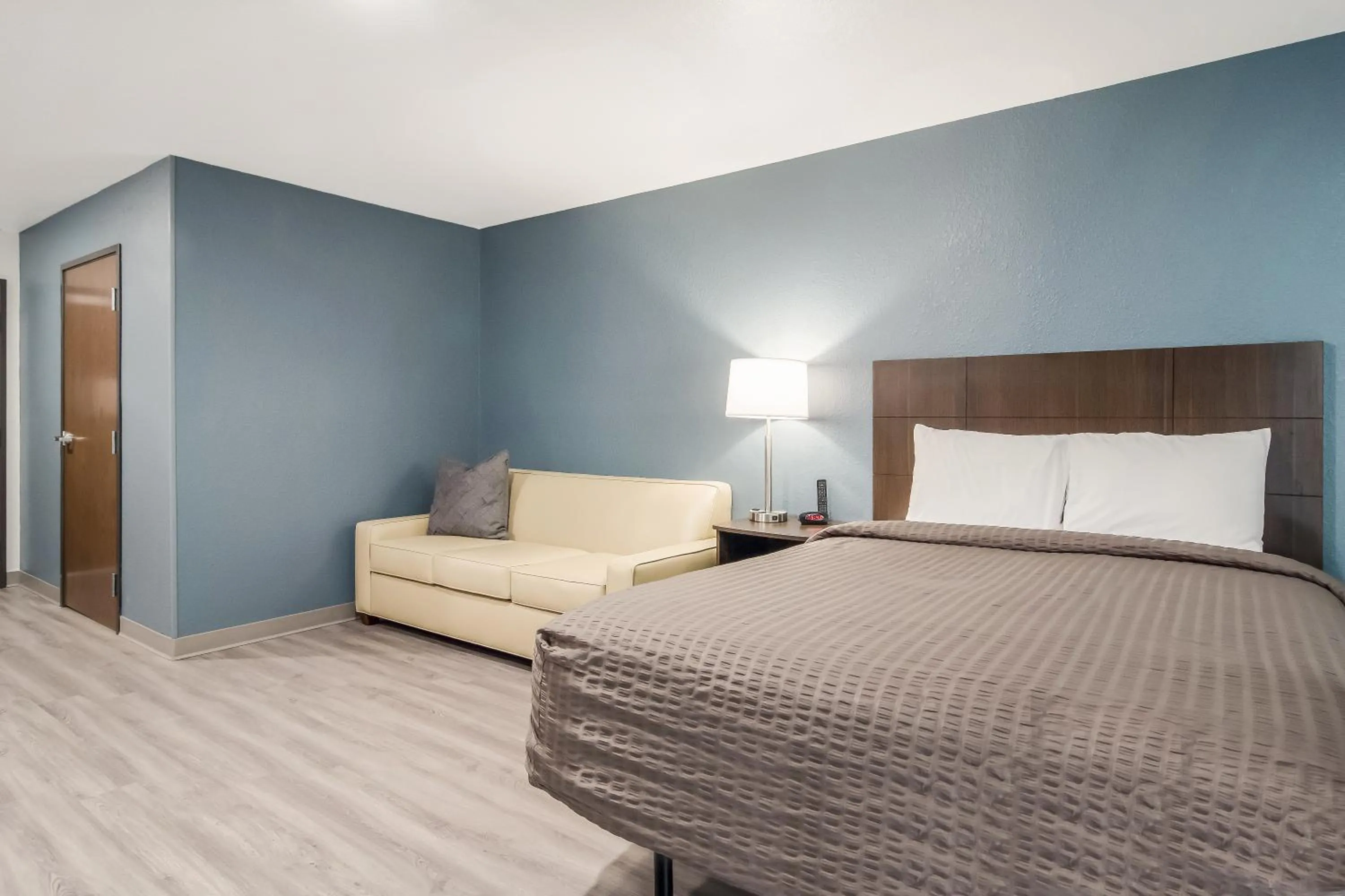 Bed in WoodSpring Suites Fort Myers - Cape Coral