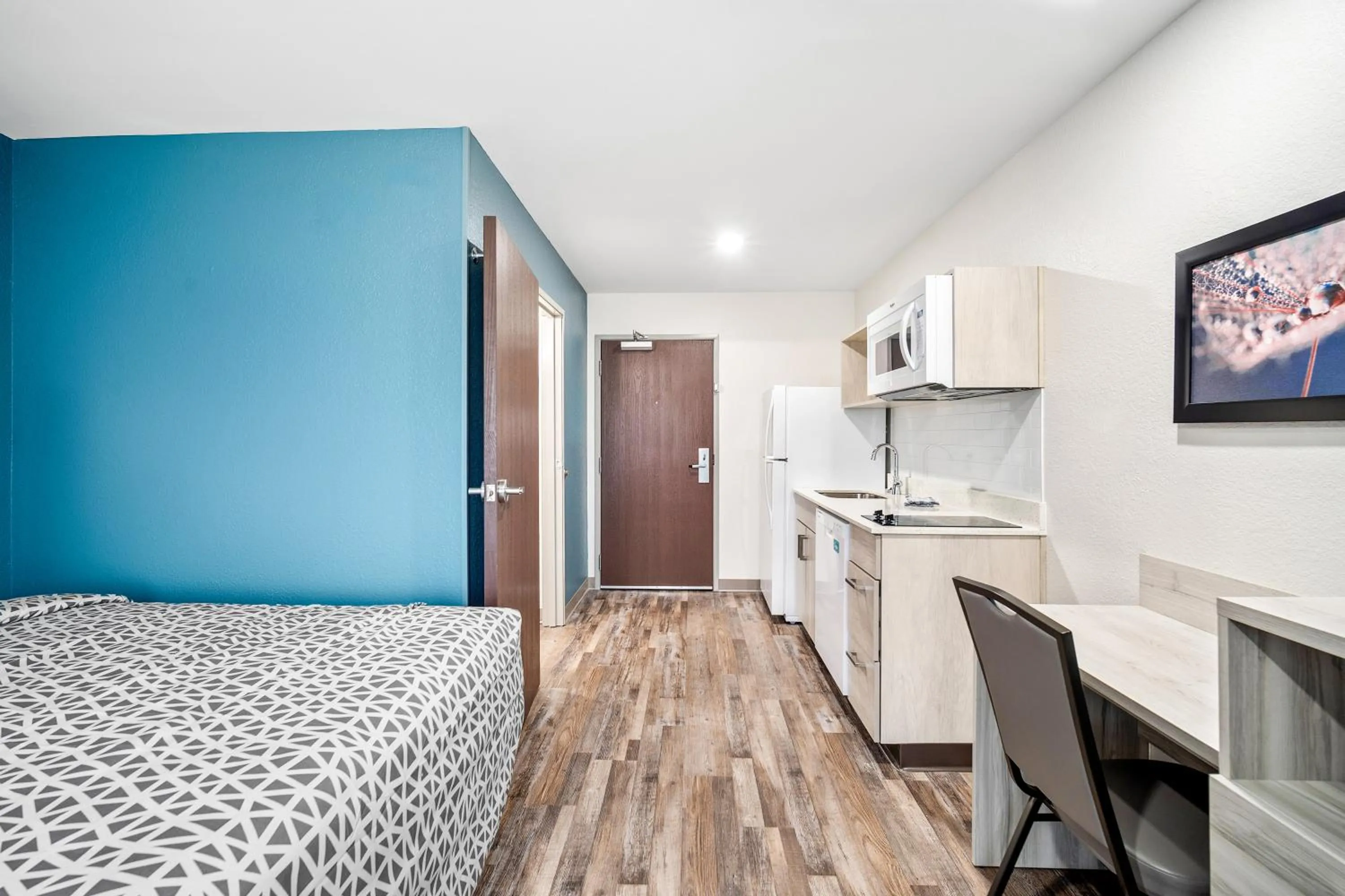 Bed in WoodSpring Suites Fort Myers - Cape Coral