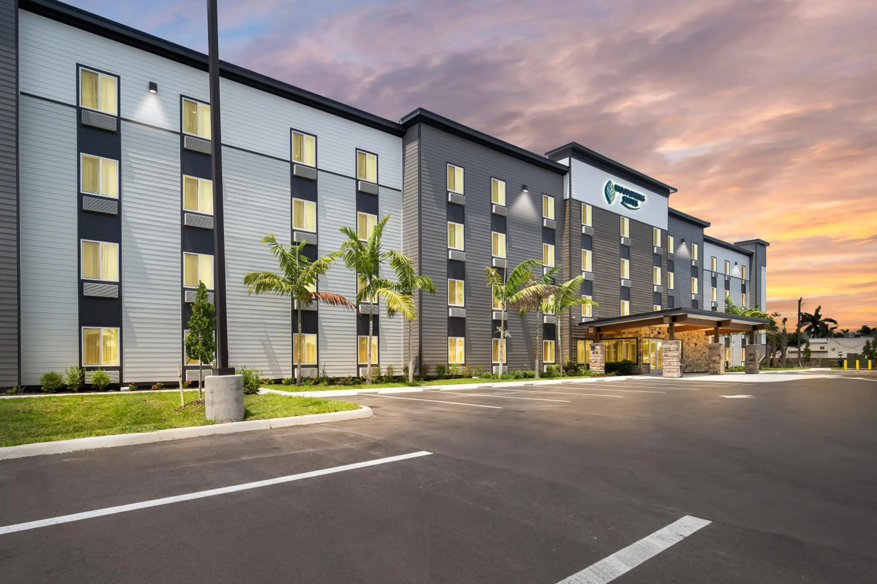 Property building in WoodSpring Suites Fort Myers - Cape Coral