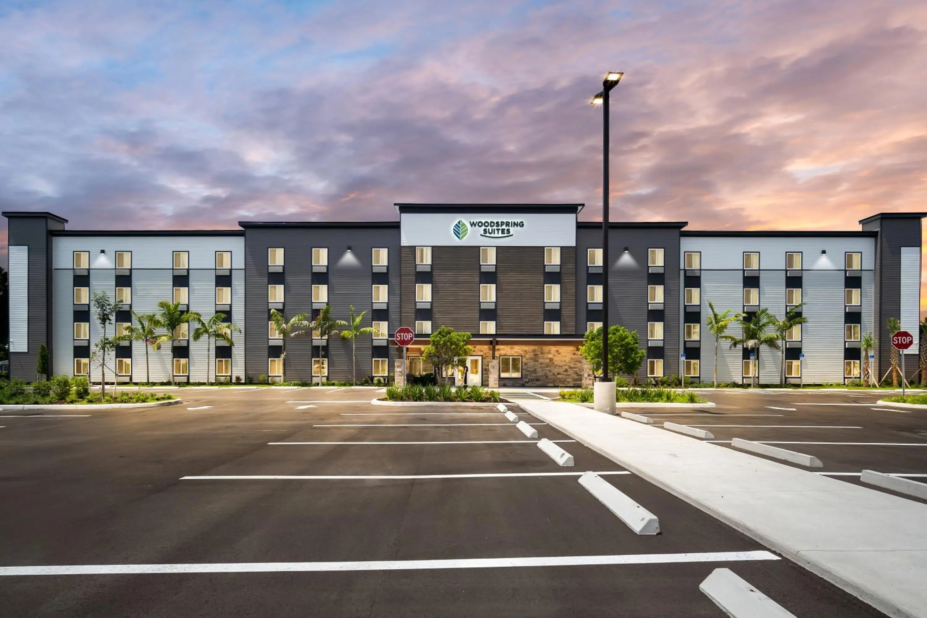 Property building in WoodSpring Suites Fort Myers - Cape Coral