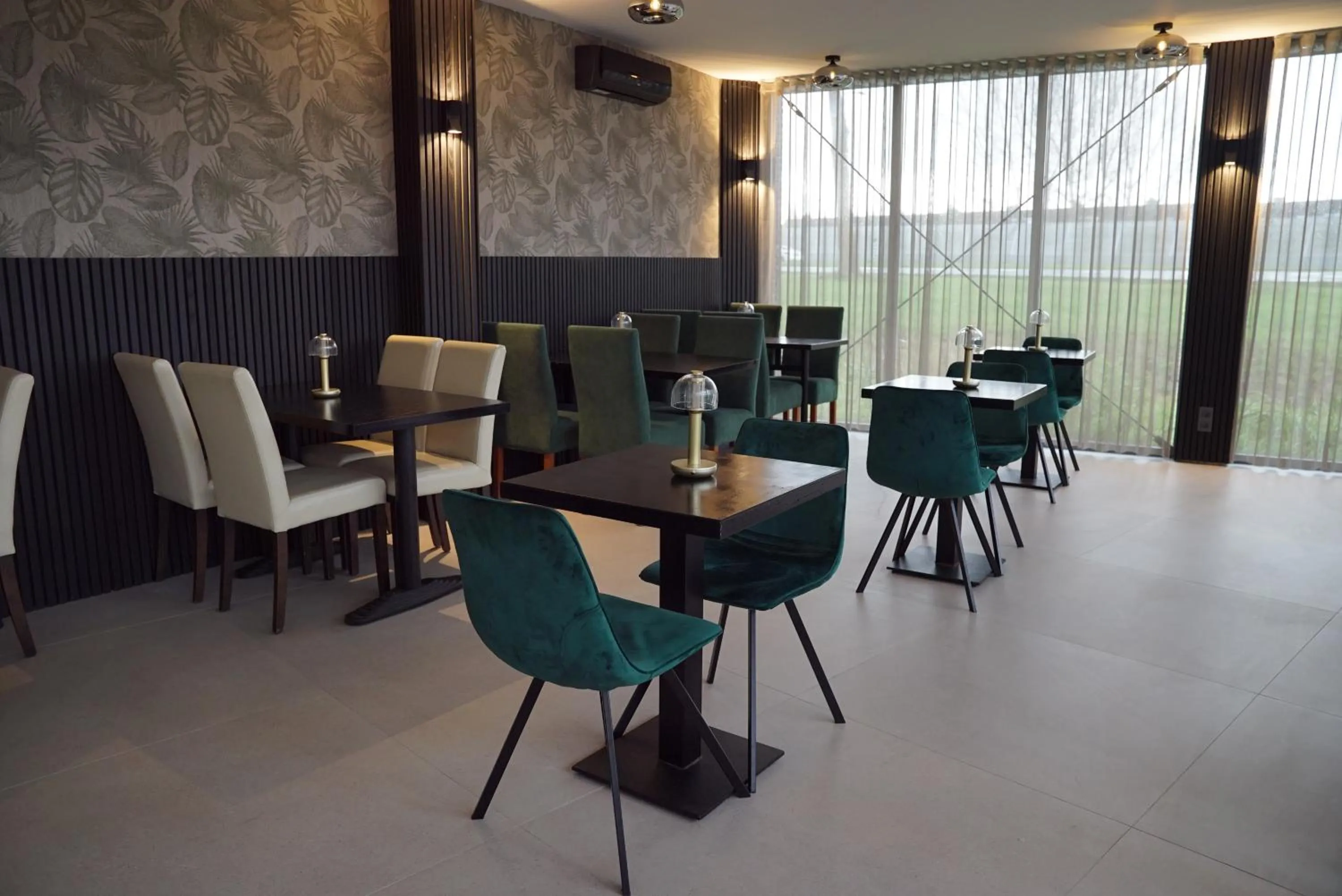 Restaurant/places to eat in MA Airport Hotel