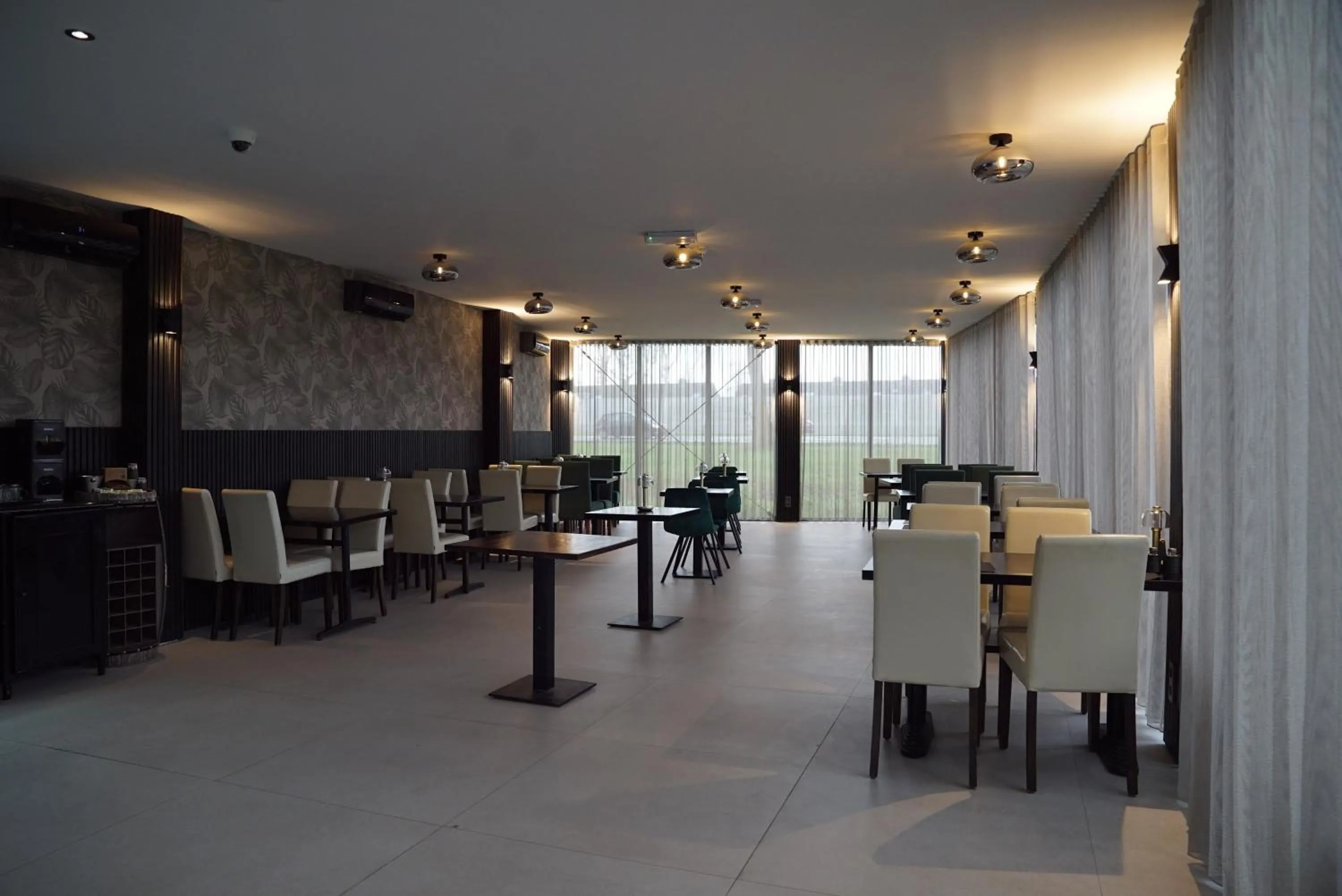 Restaurant/places to eat in MA Airport Hotel