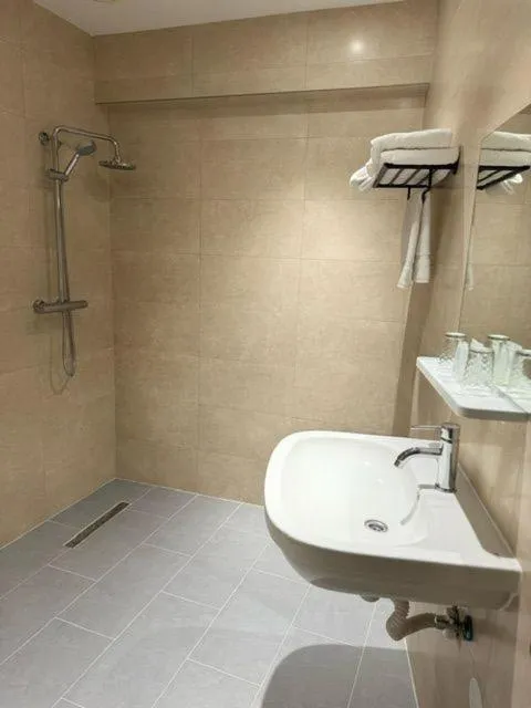 Bathroom in MA Airport Hotel