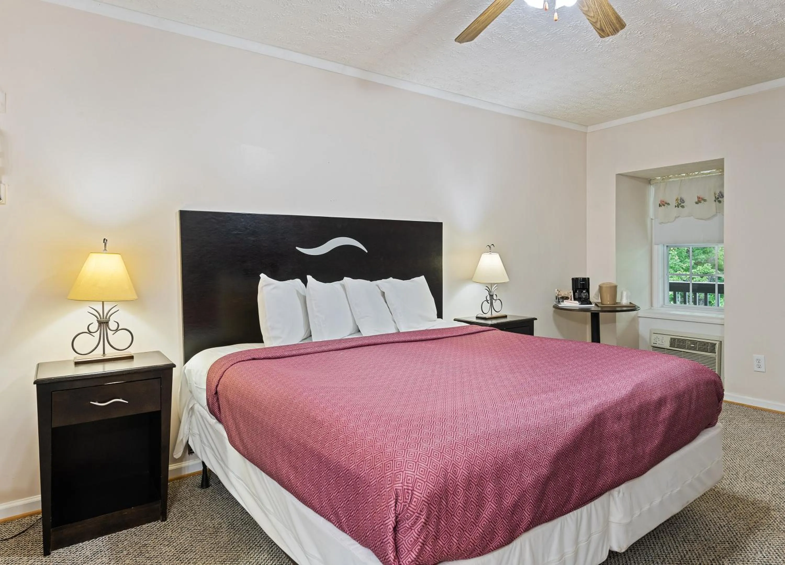 Photo of the whole room, Bed in The Valley Inn