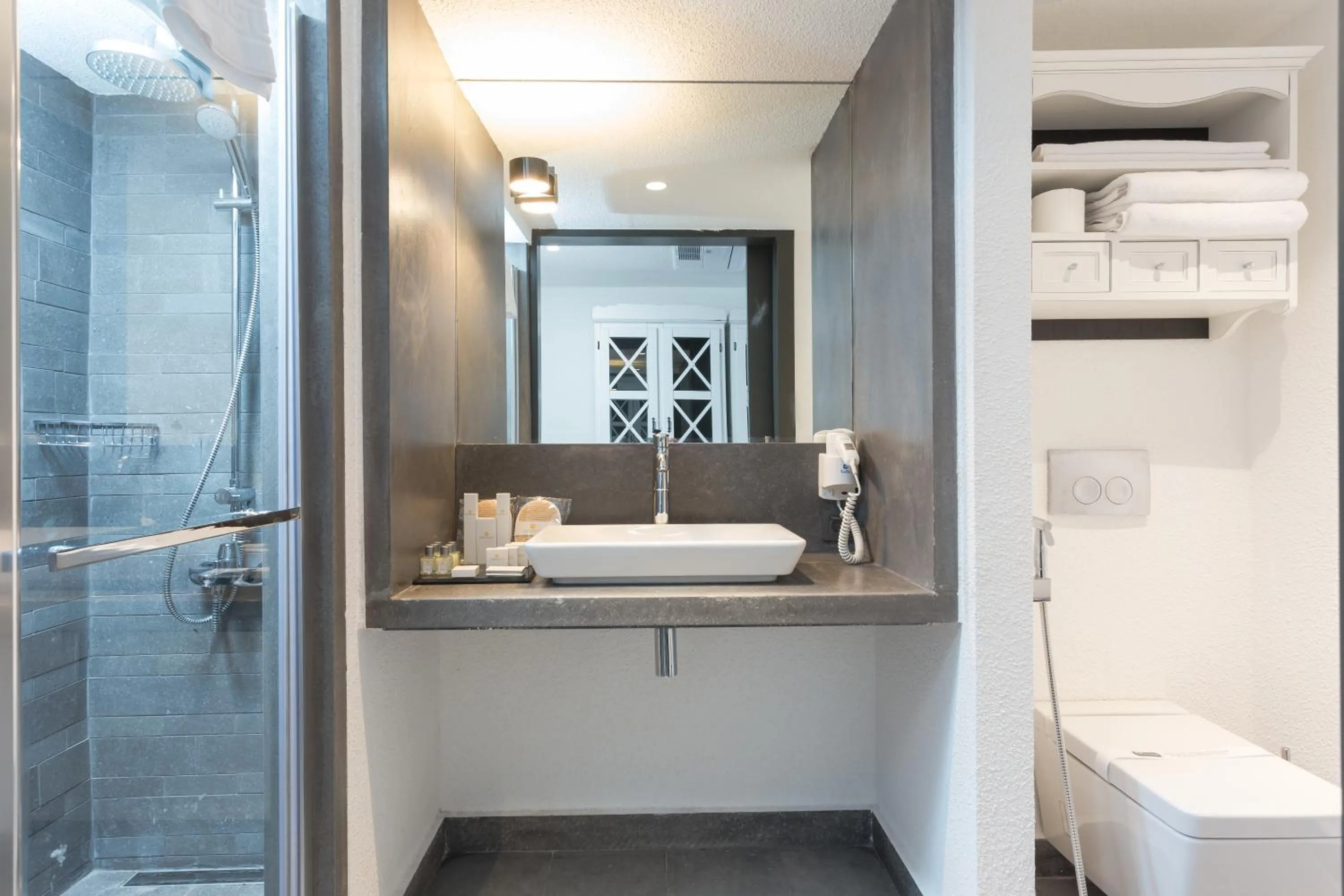 Shower in Check Inn Suite Hotel & SPA