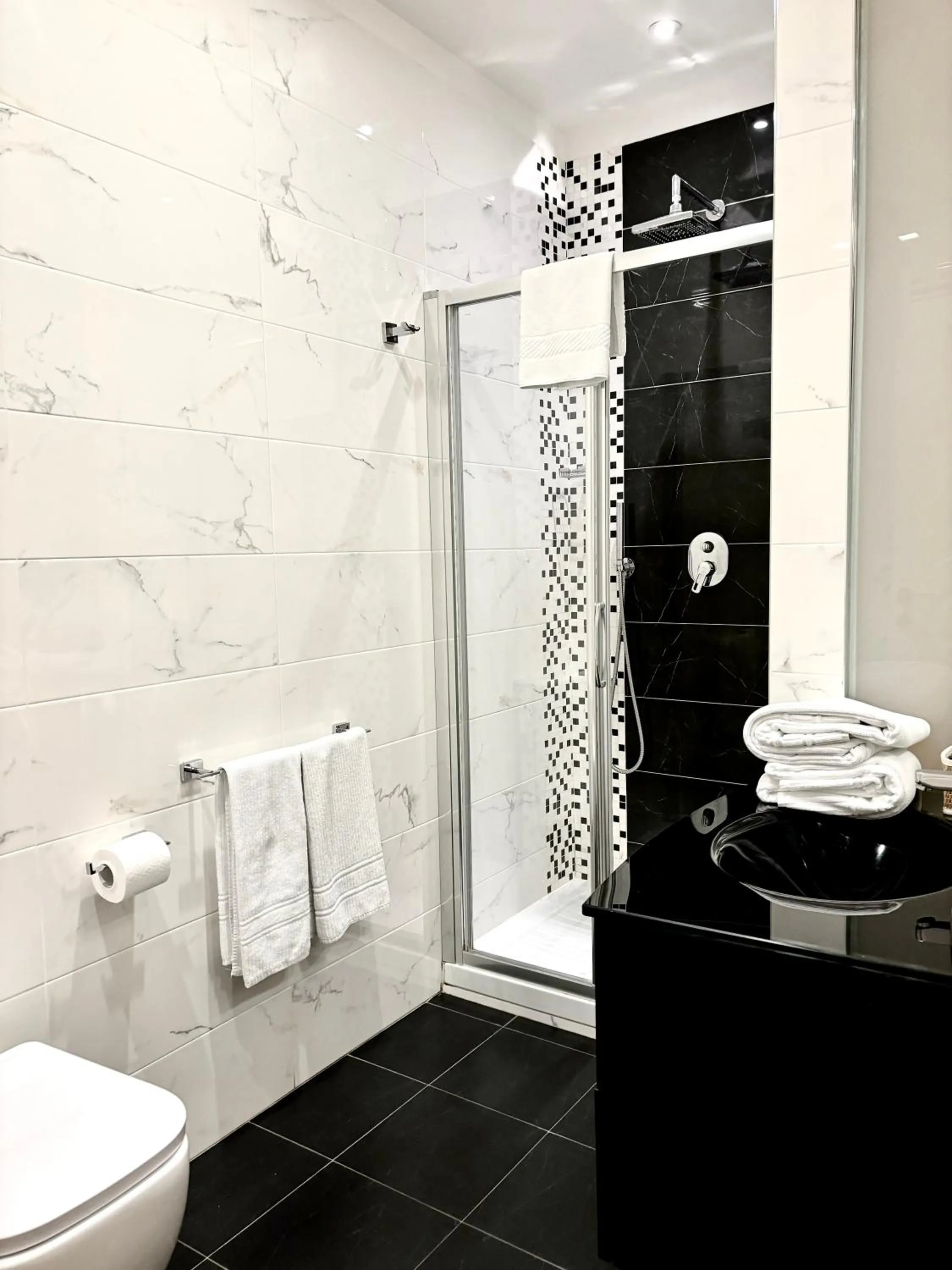 Shower in Les Suites Bari Italian Excellence Bed and Breakfast