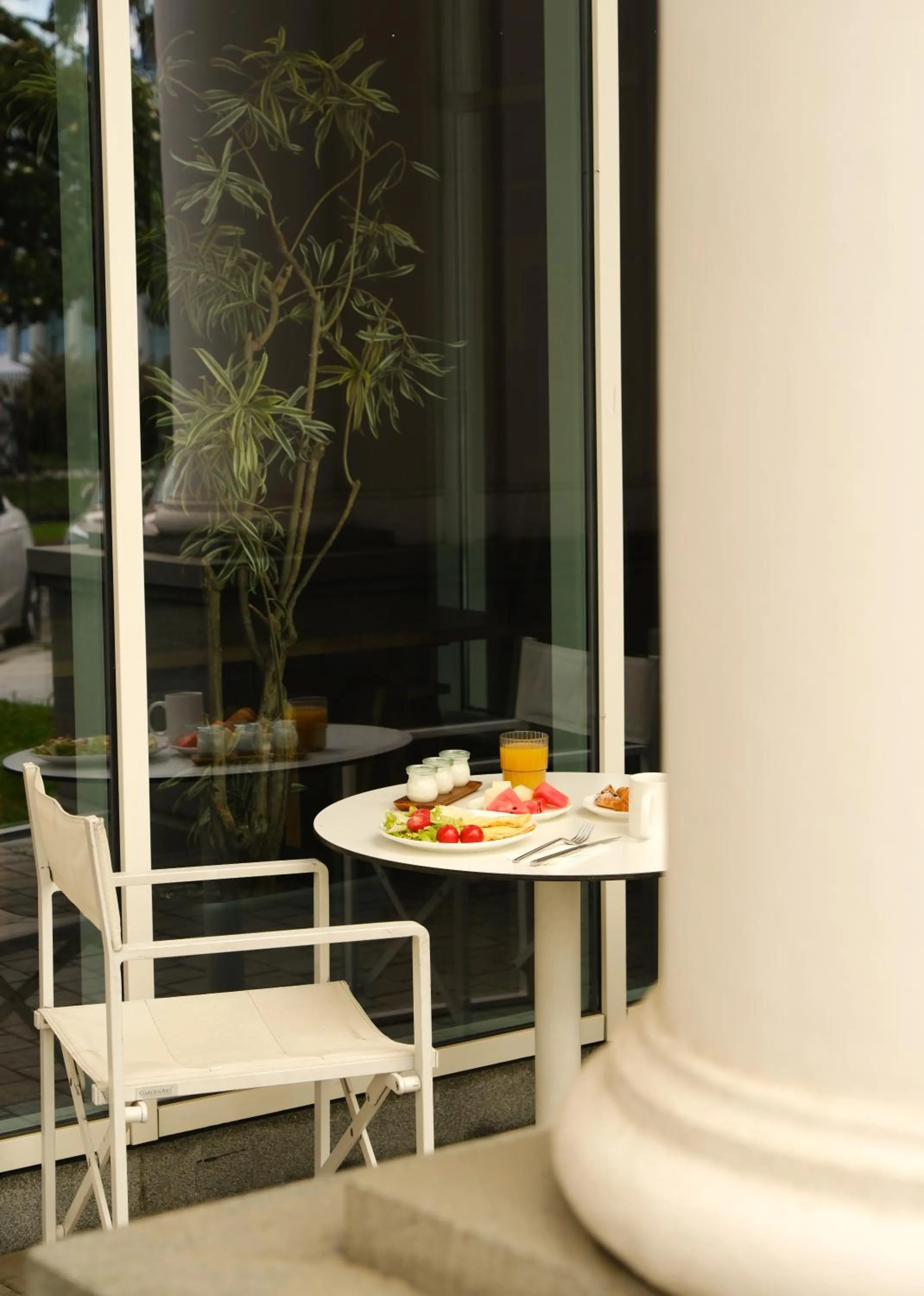 Restaurant/places to eat in Le Port Boutique Apart Hotel