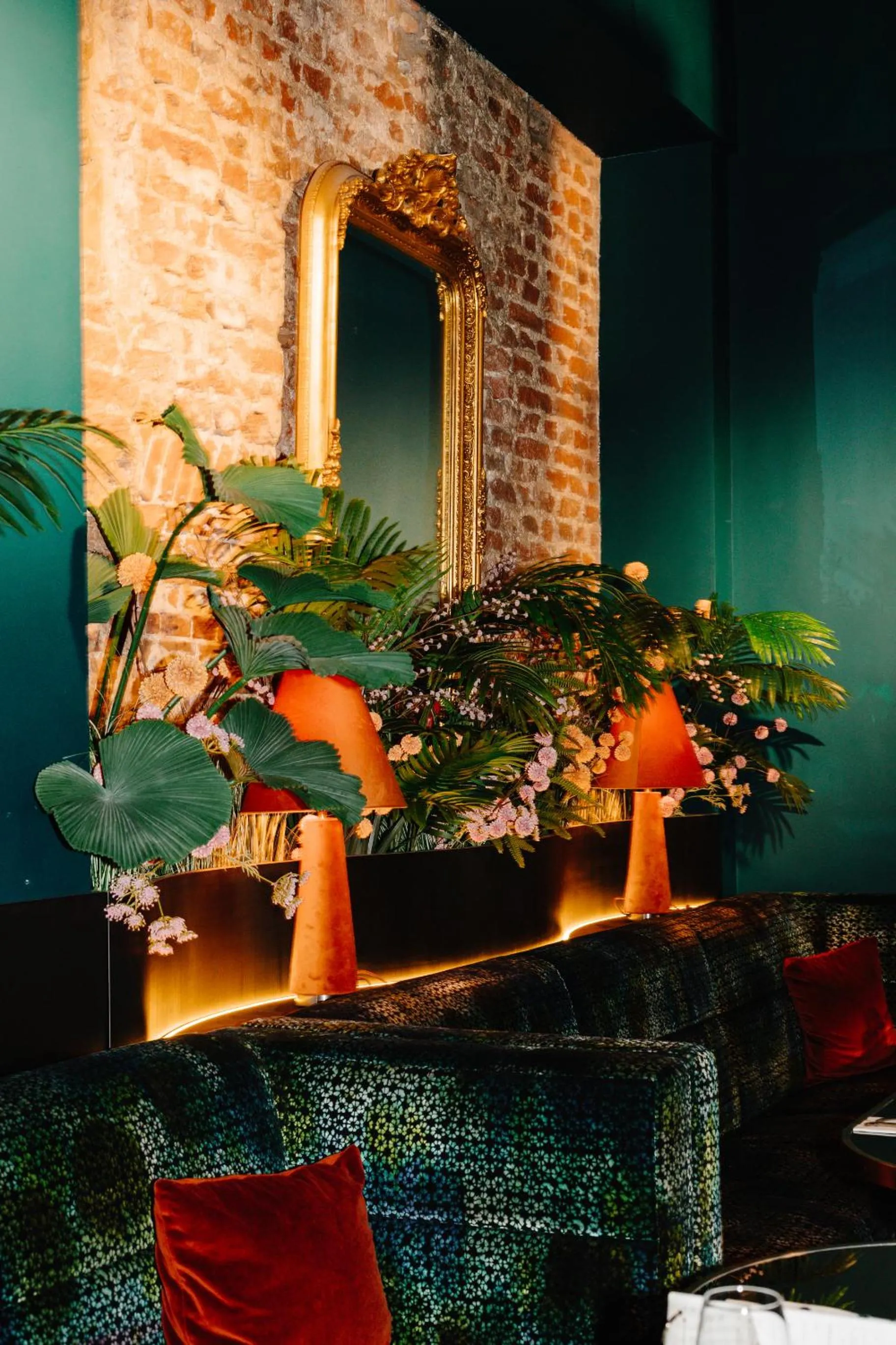 Restaurant/places to eat in Ambassador City Centre Hotel