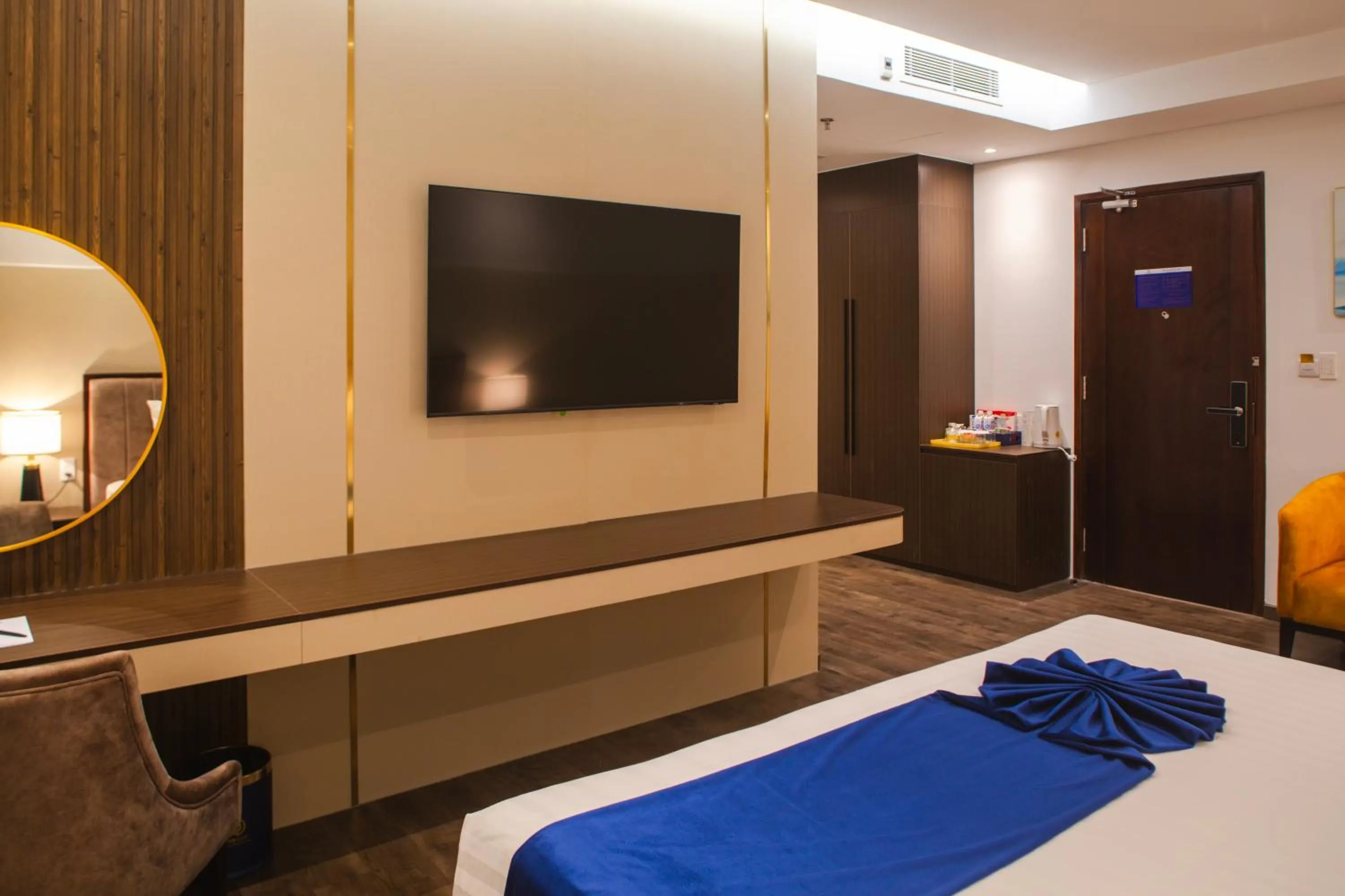 Communal lounge/ TV room, Bed in SANDALS AQUILA HOTEL