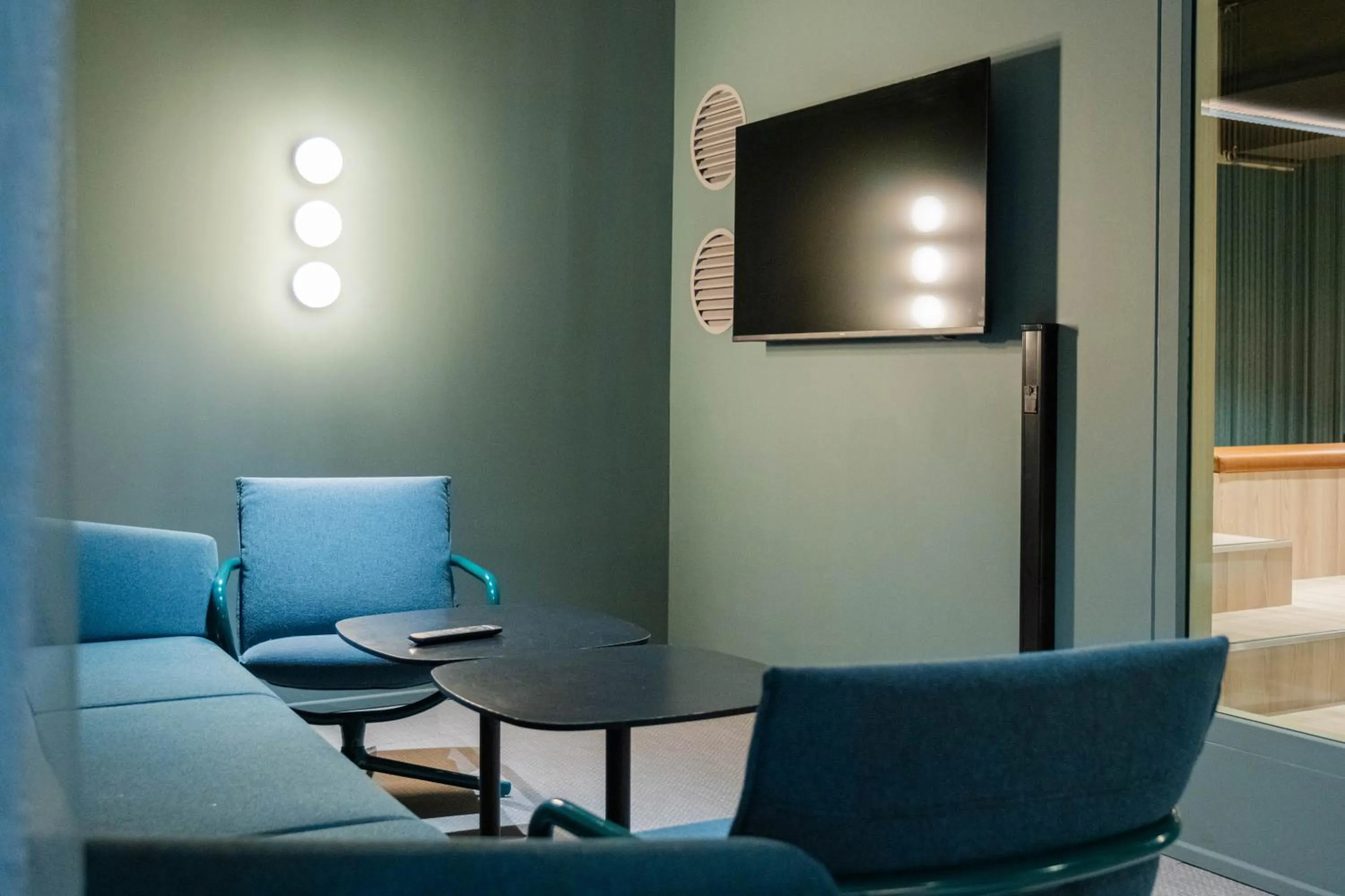 Communal lounge/ TV room in Citybox Brussels Centre Louise