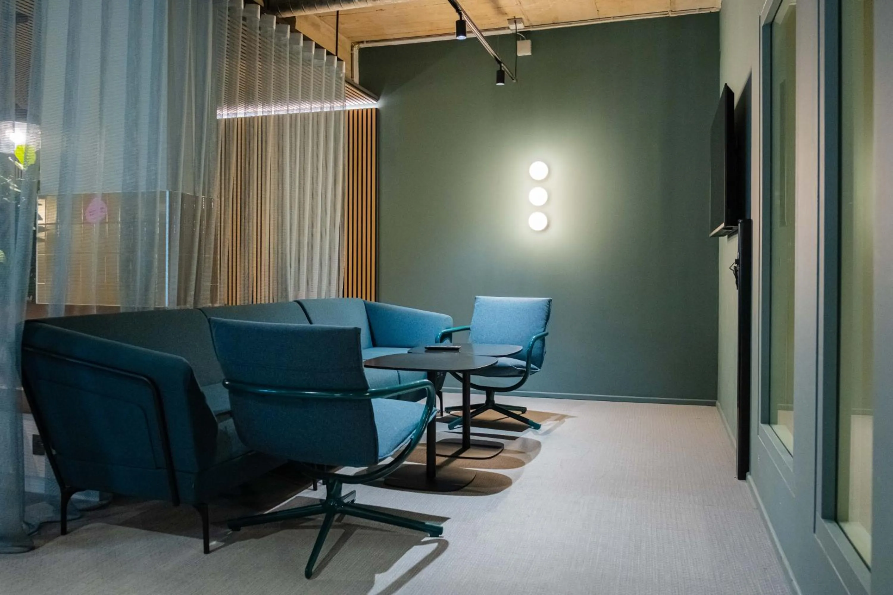 Communal lounge/ TV room in Citybox Brussels Centre Louise