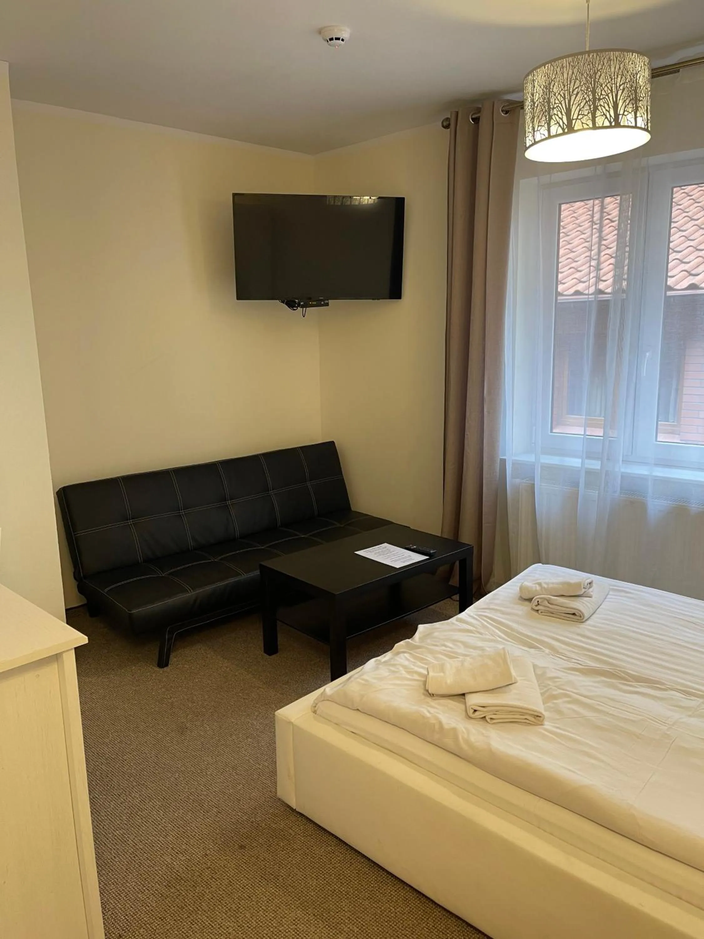 Living room, Bed in Hotel Legenda