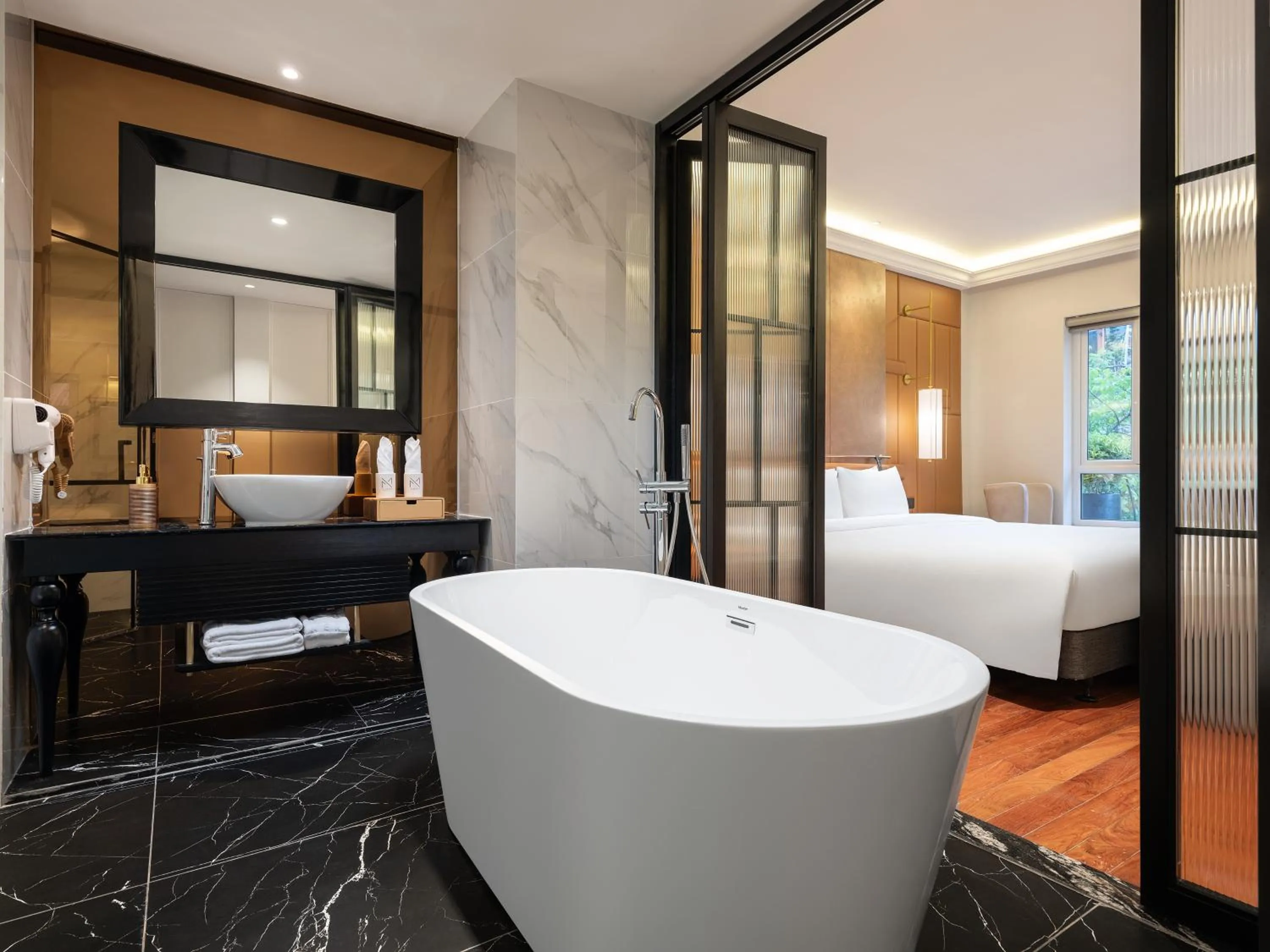 Bathroom, Bed in Minerva Premium Hotel