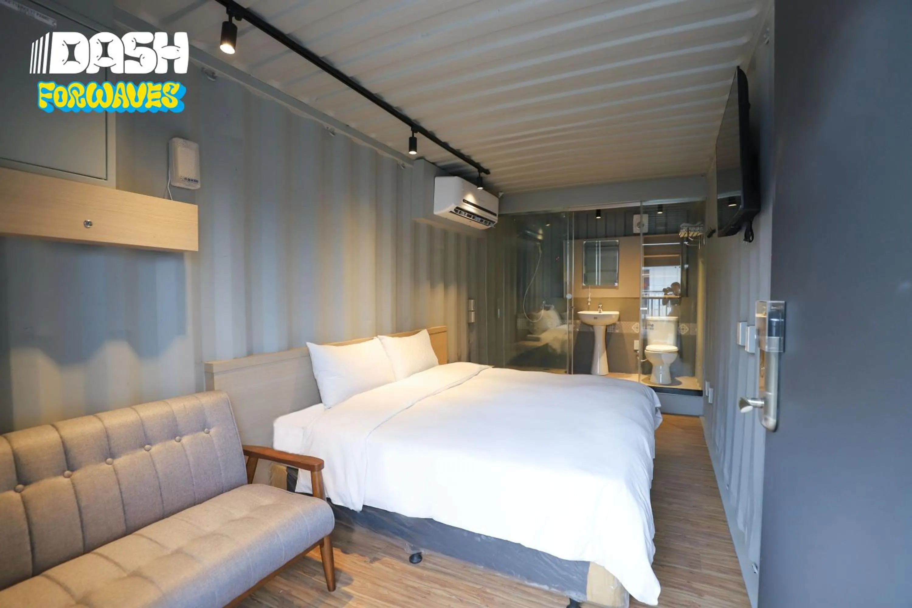 Living room, Bed in Dash Forwaves Hotel